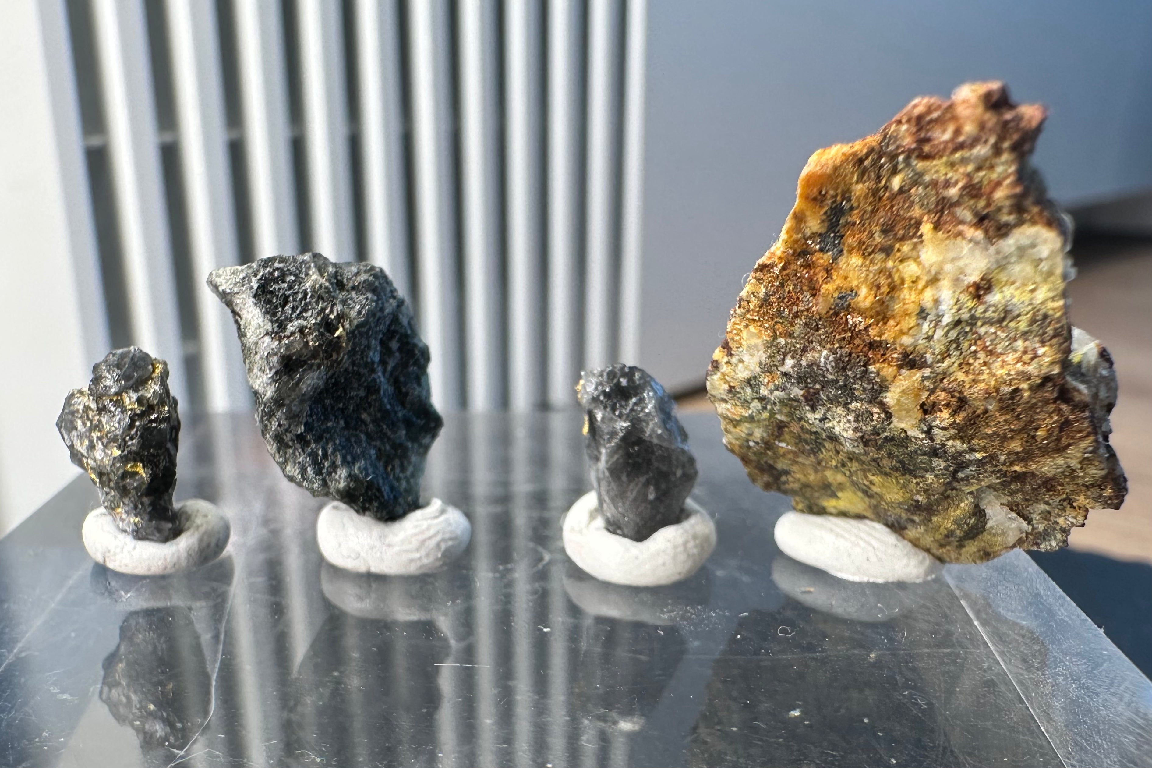 Konvolut von Vier (4) Gold-Quarz-Specimen „Peru“