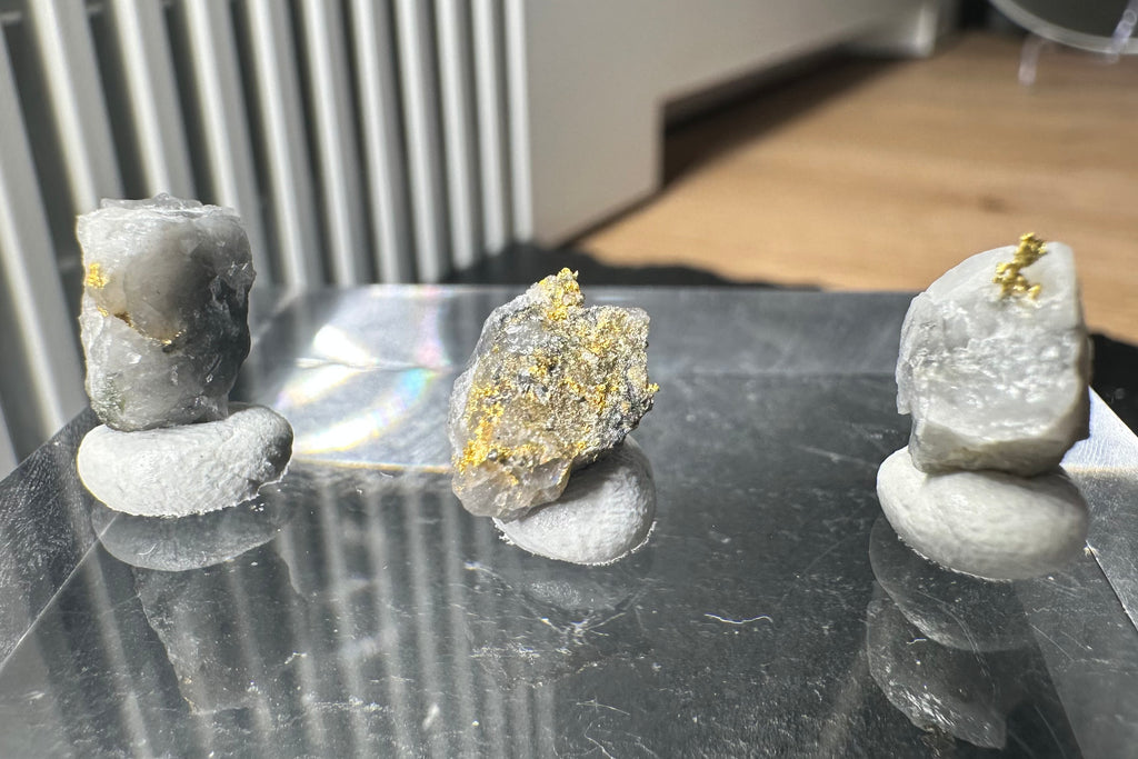 Konvolut von Drei (3) Gold-Quarz-Specimen „Peru“