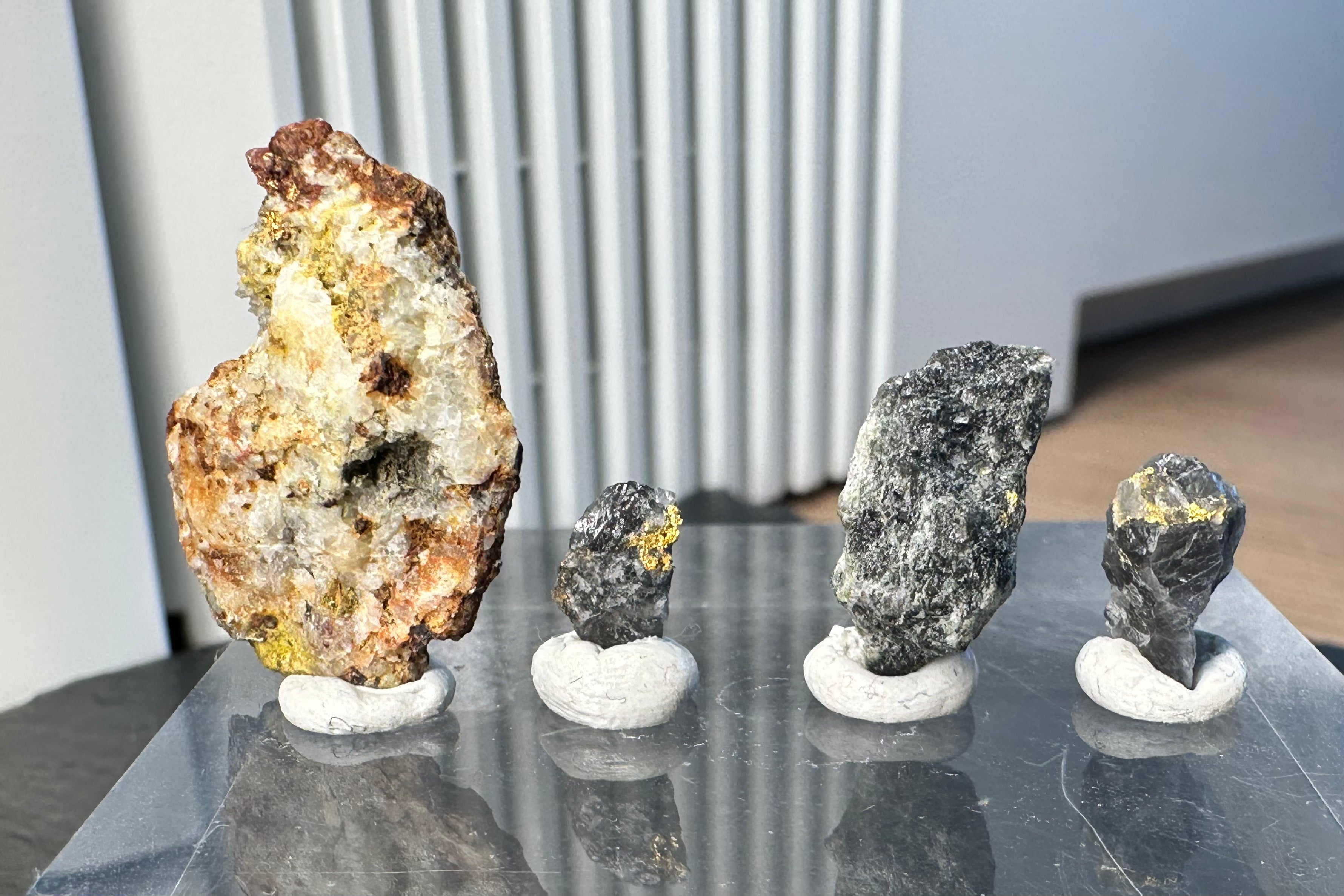 Konvolut von Vier (4) Gold-Quarz-Specimen „Peru“