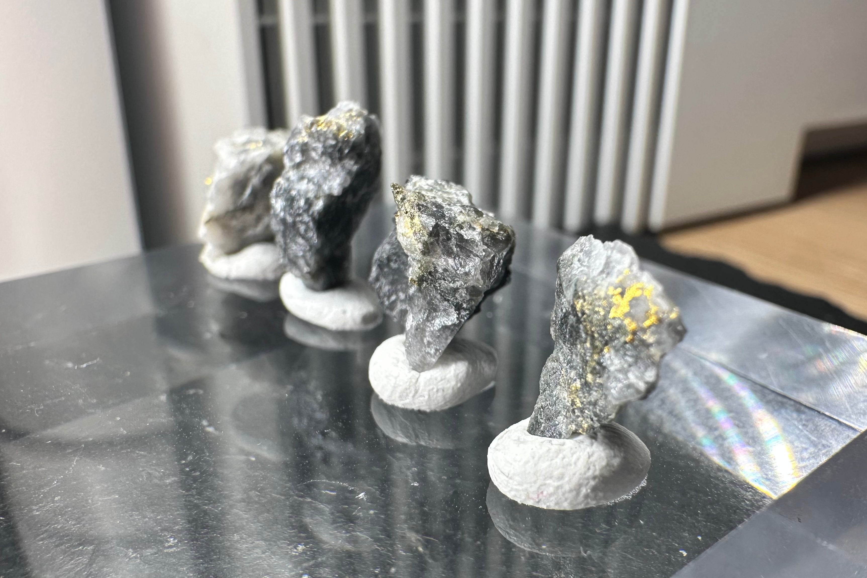 Konvolut von Vier (4) Gold-Quarz-Specimen „Peru“