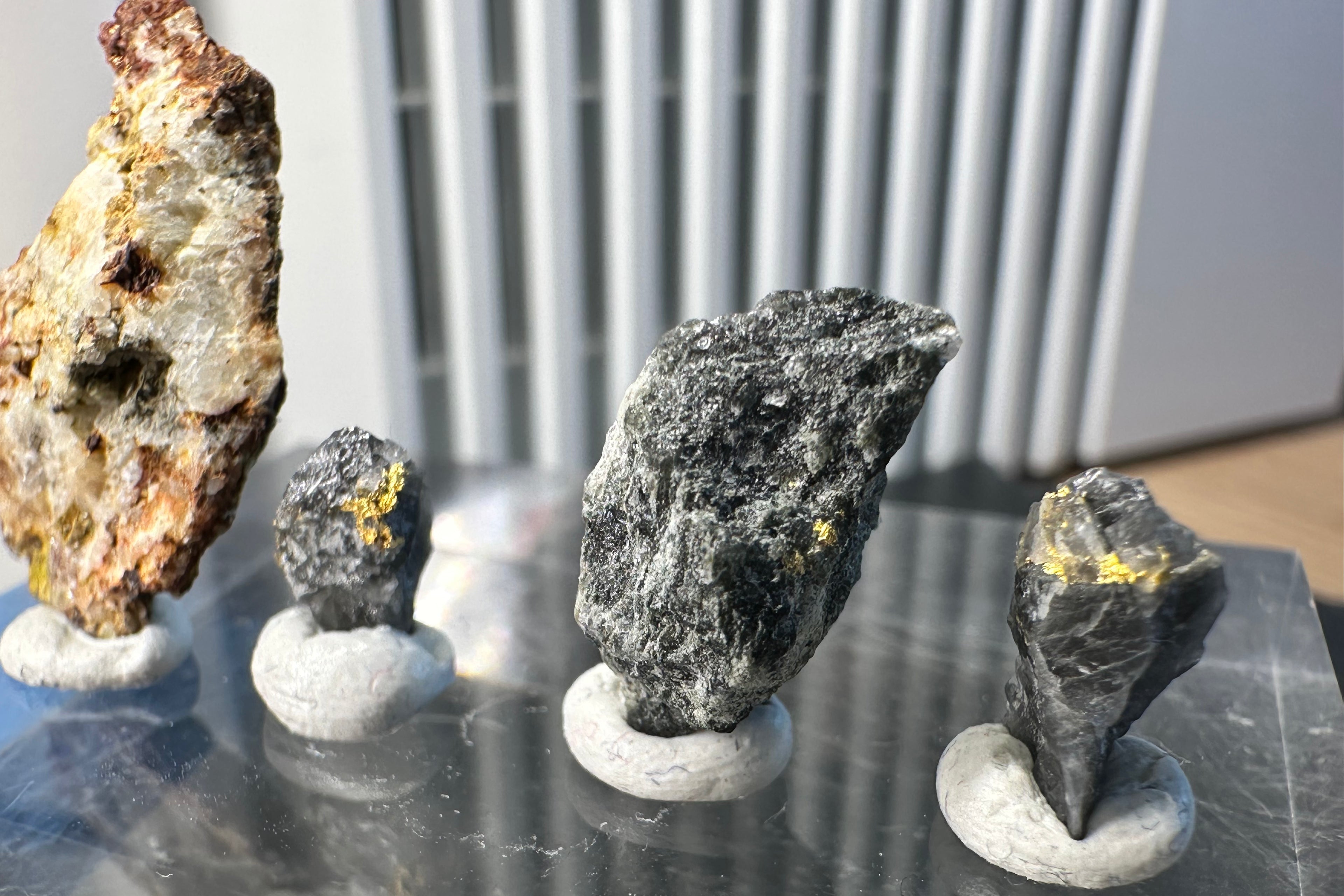 Konvolut von Vier (4) Gold-Quarz-Specimen „Peru“