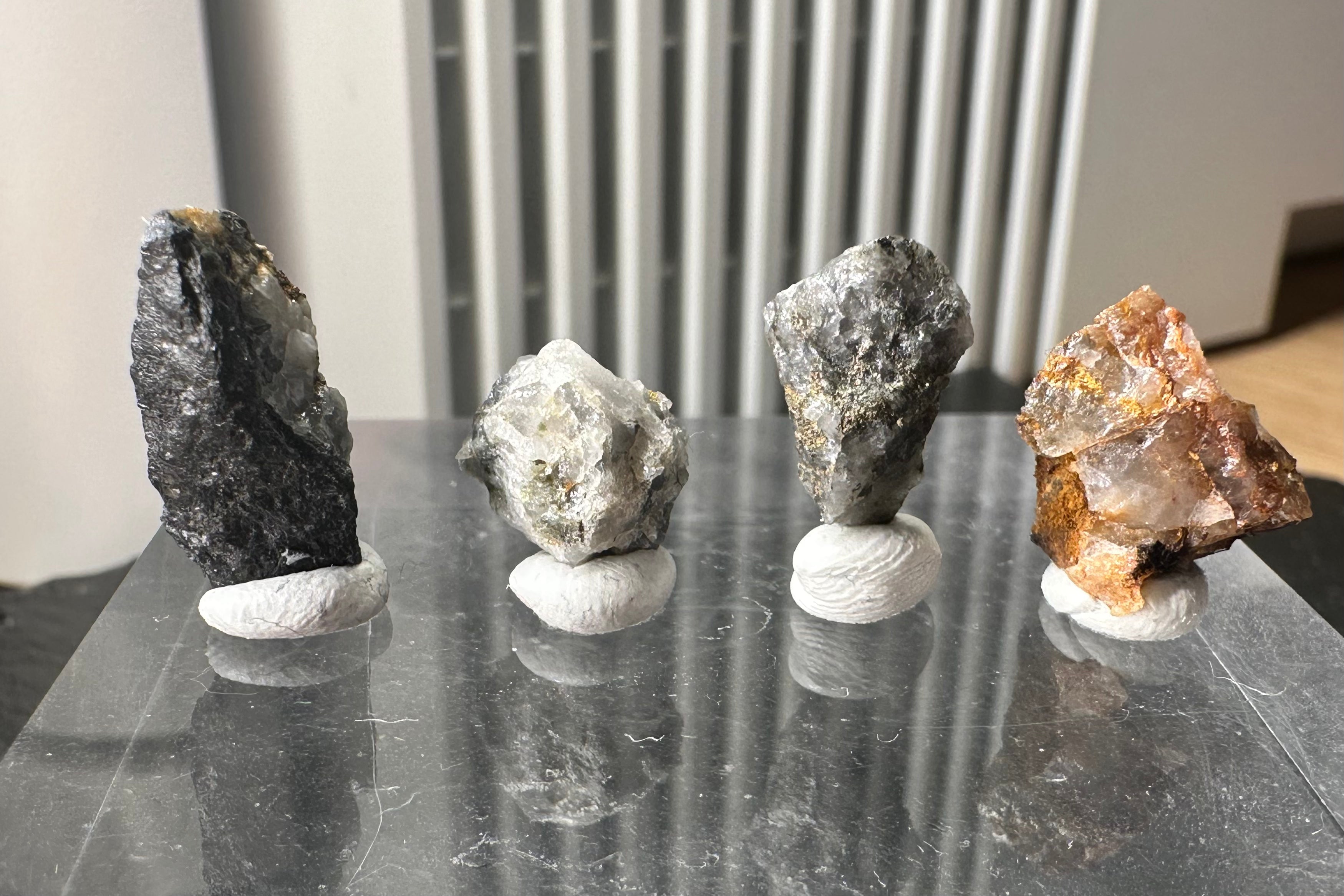 Konvolut von Vier (4) Gold-Quarz-Specimen „Peru“