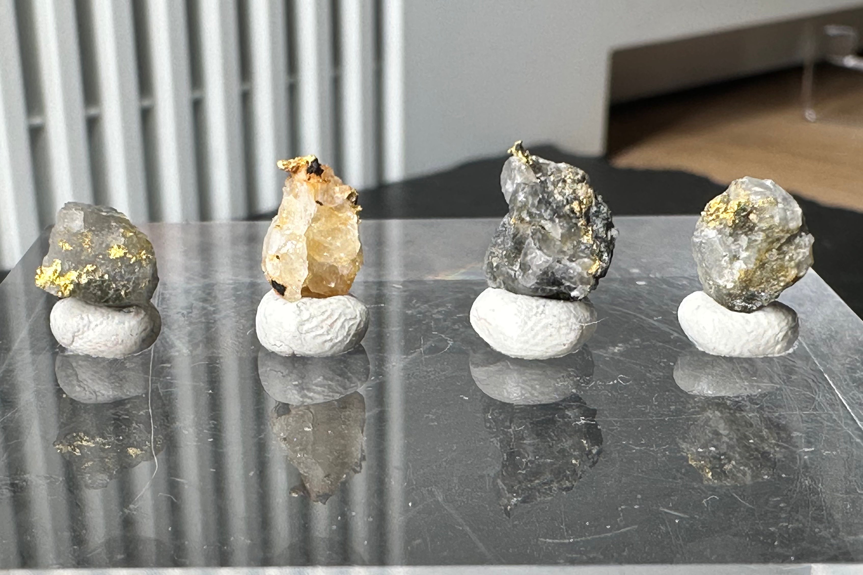 Konvolut von Vier (4) Gold-Quarz-Specimen „Peru“