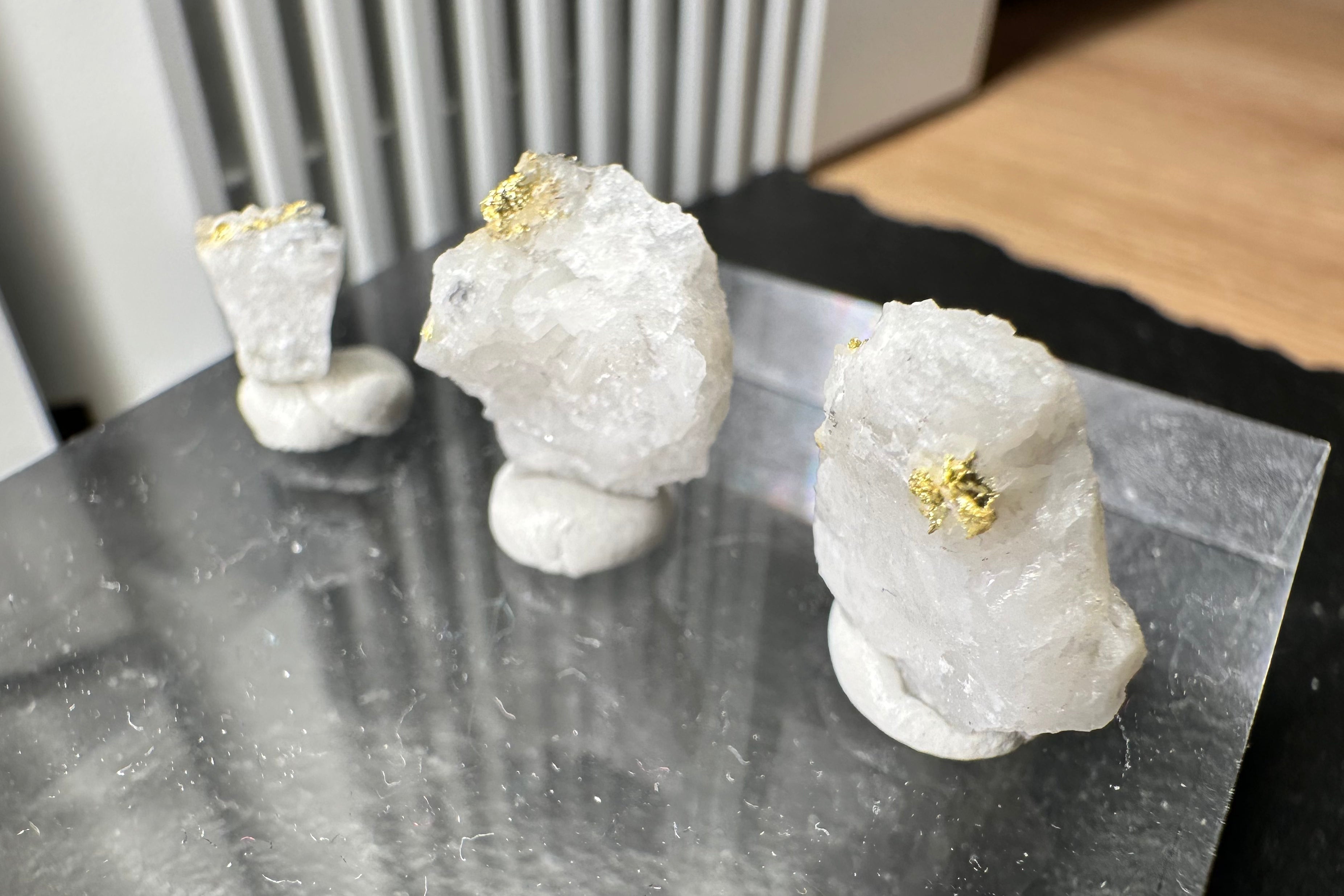 Konvolut von Drei (3) Gold-Quarz-Specimen „Peru“