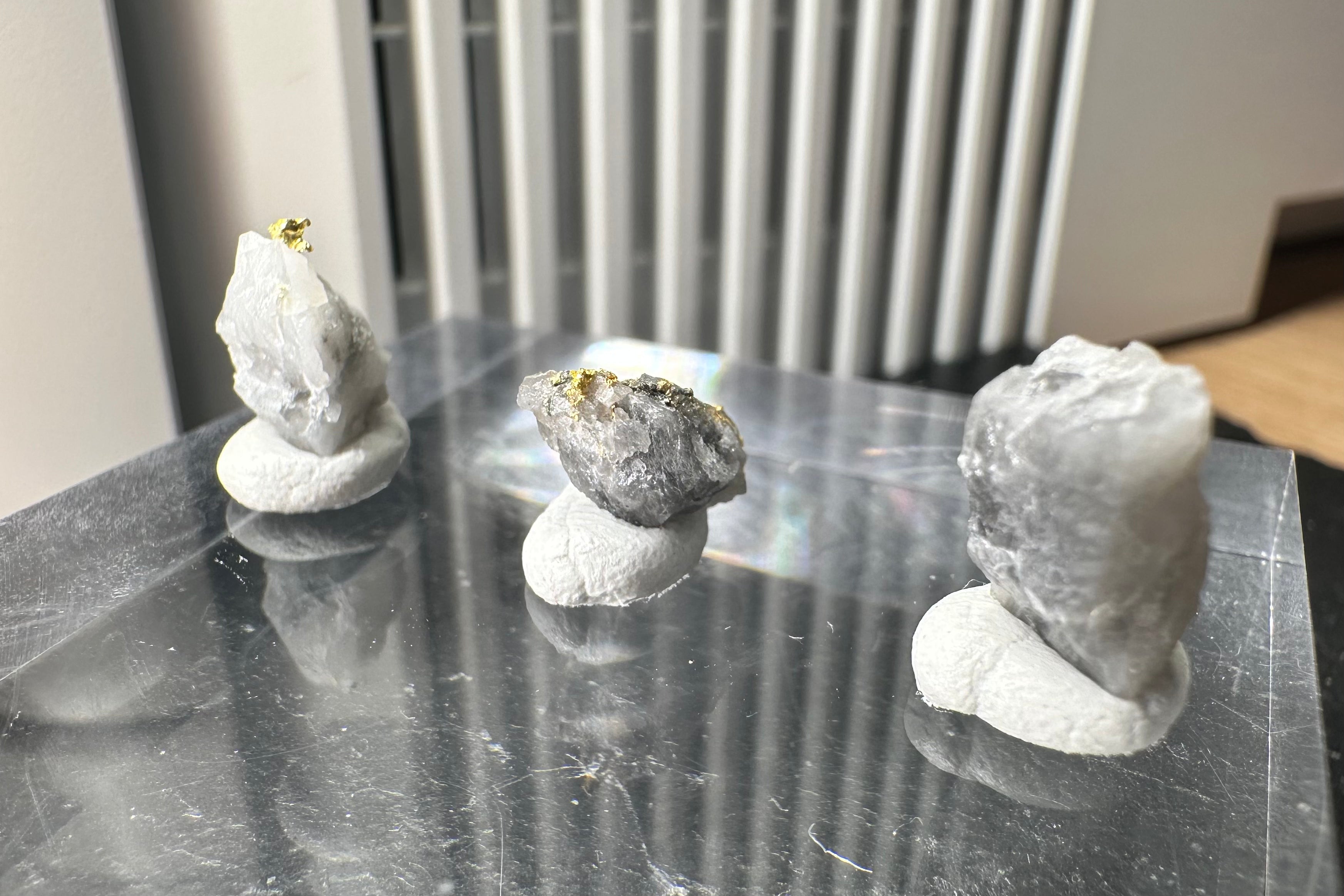 Konvolut von Drei (3) Gold-Quarz-Specimen „Peru“