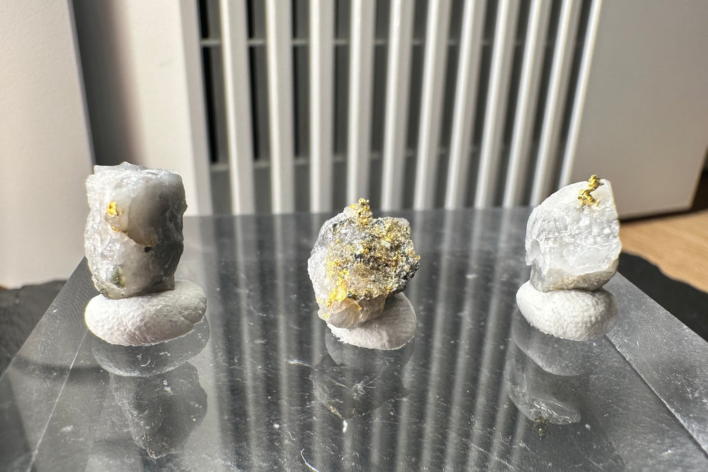 Konvolut von Drei (3) Gold-Quarz-Specimen „Peru“