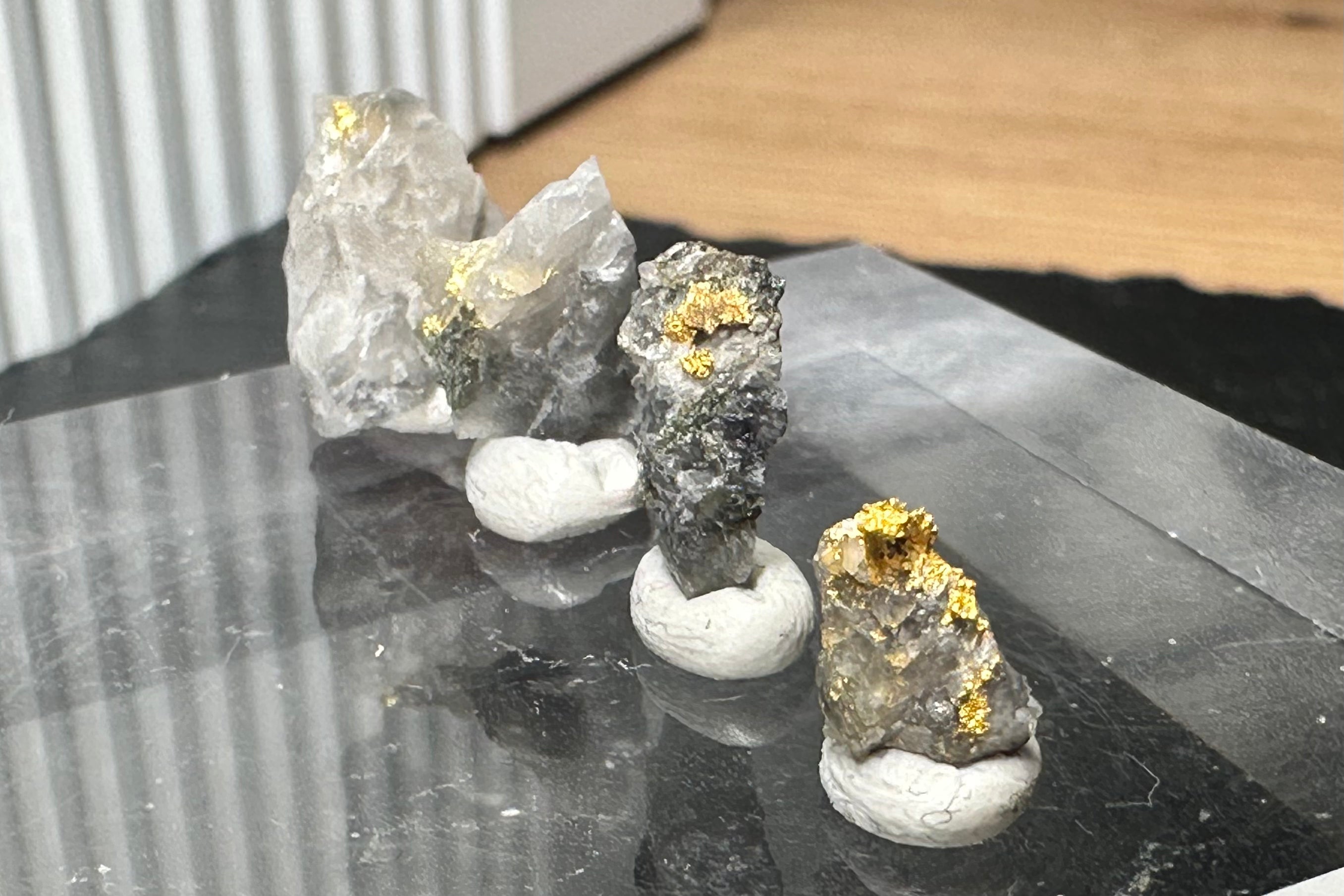 Konvolut von Vier (4) Gold-Quarz-Specimen „Peru“