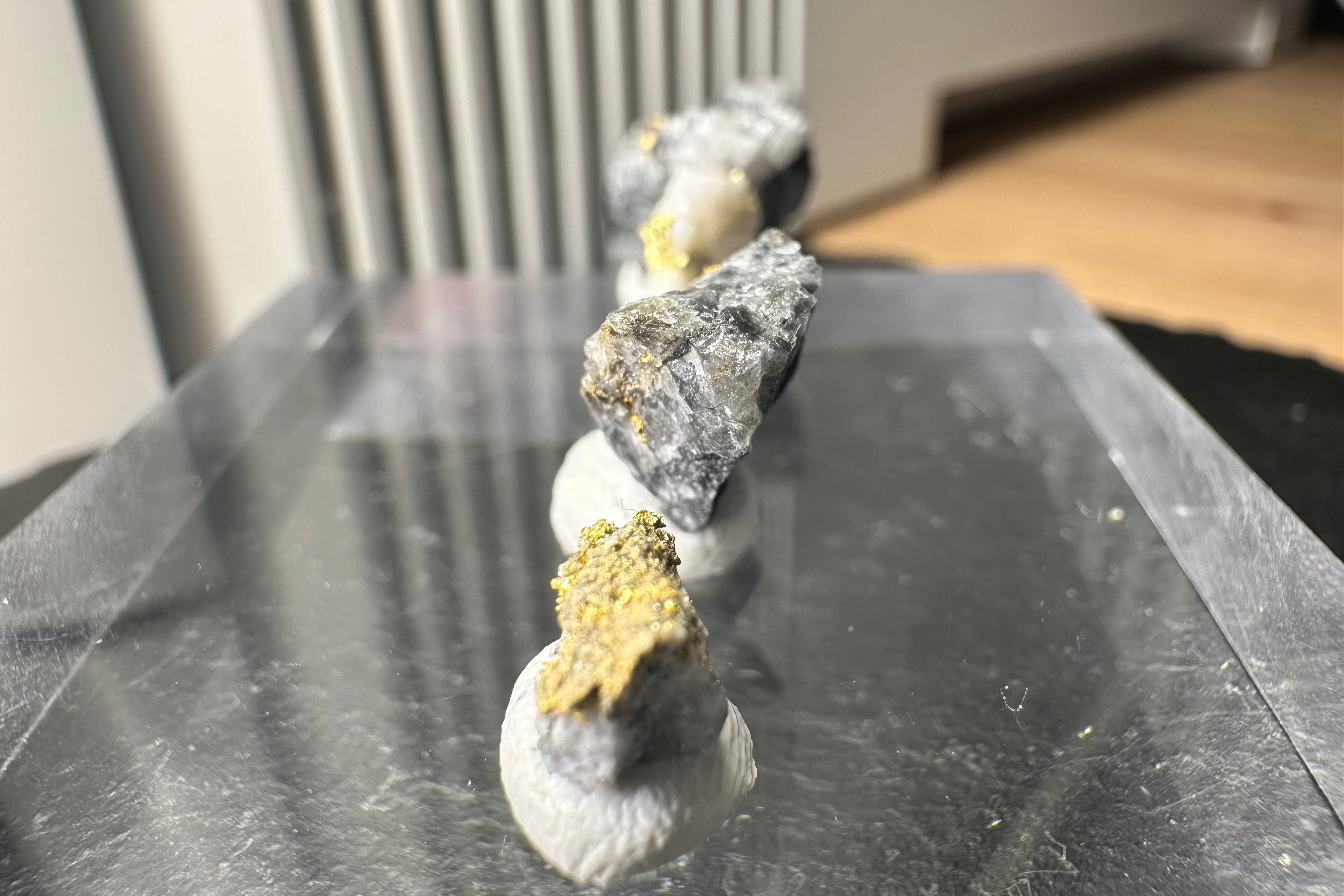 Konvolut von Vier (4) Gold-Quarz-Specimen „Peru“