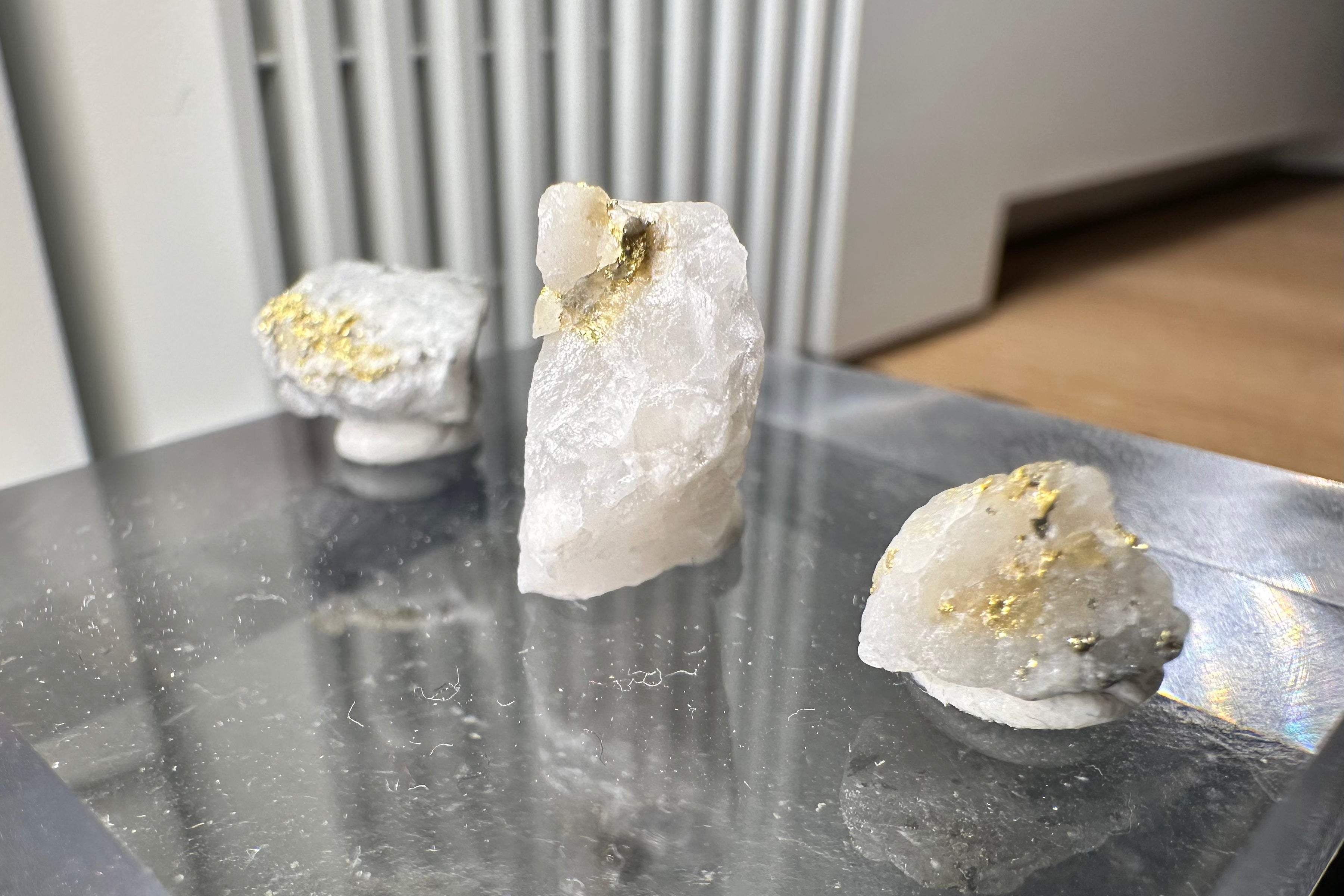 Konvolut von Drei (3) Gold-Quarz-Specimen „Peru“