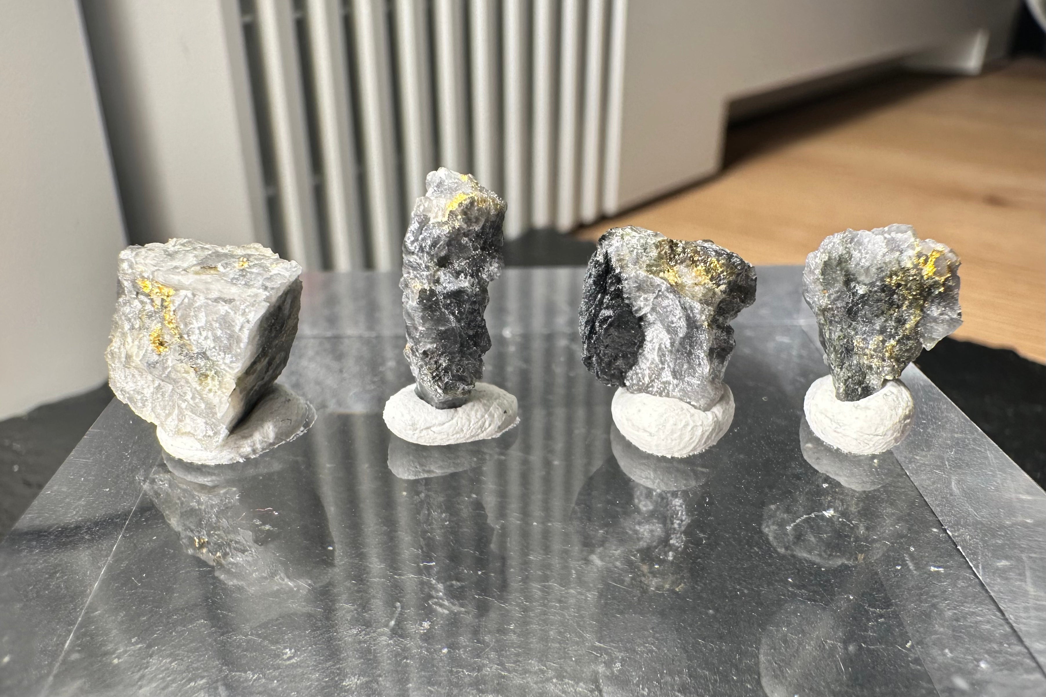 Konvolut von Vier (4) Gold-Quarz-Specimen „Peru“