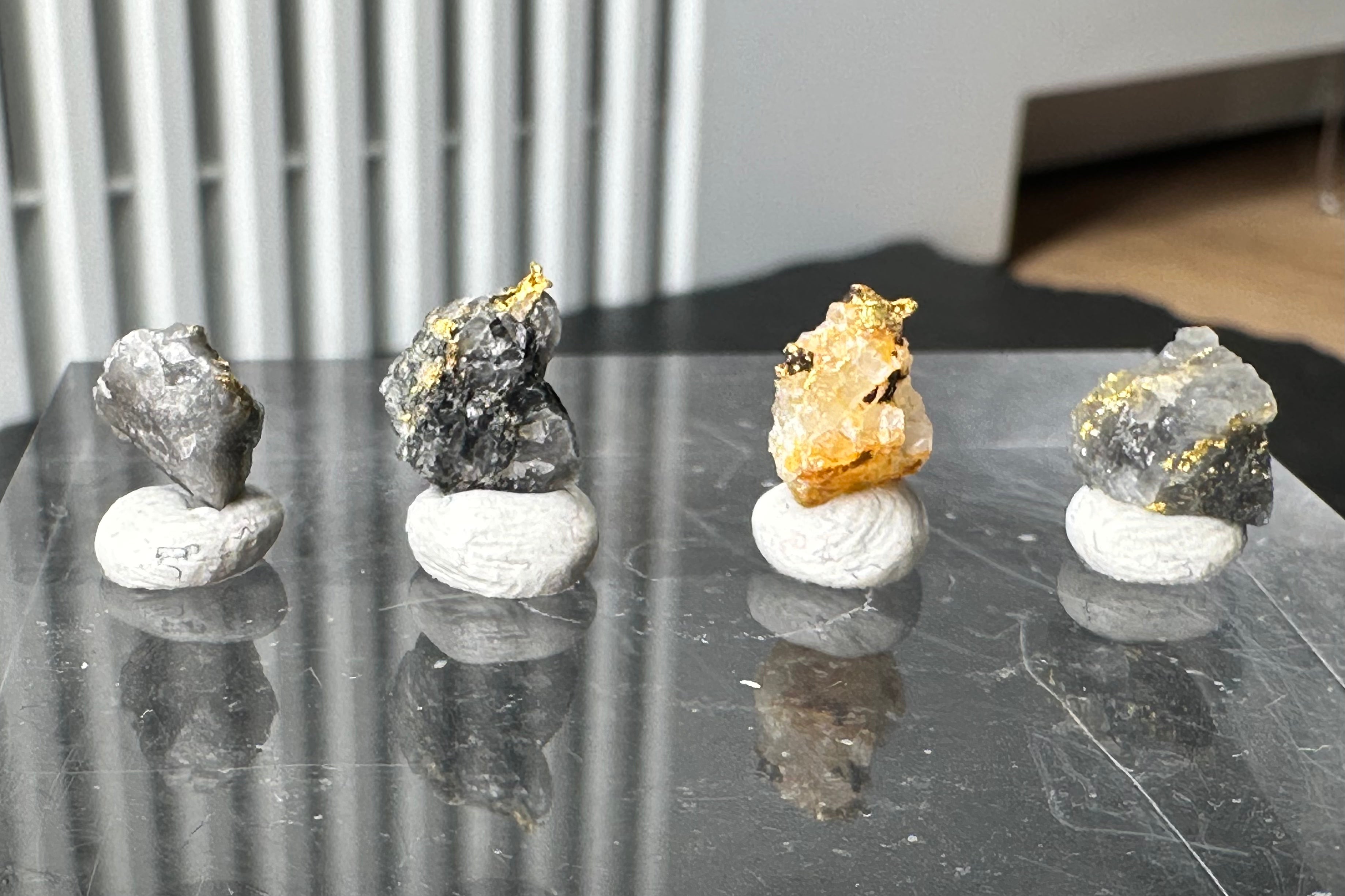 Konvolut von Vier (4) Gold-Quarz-Specimen „Peru“