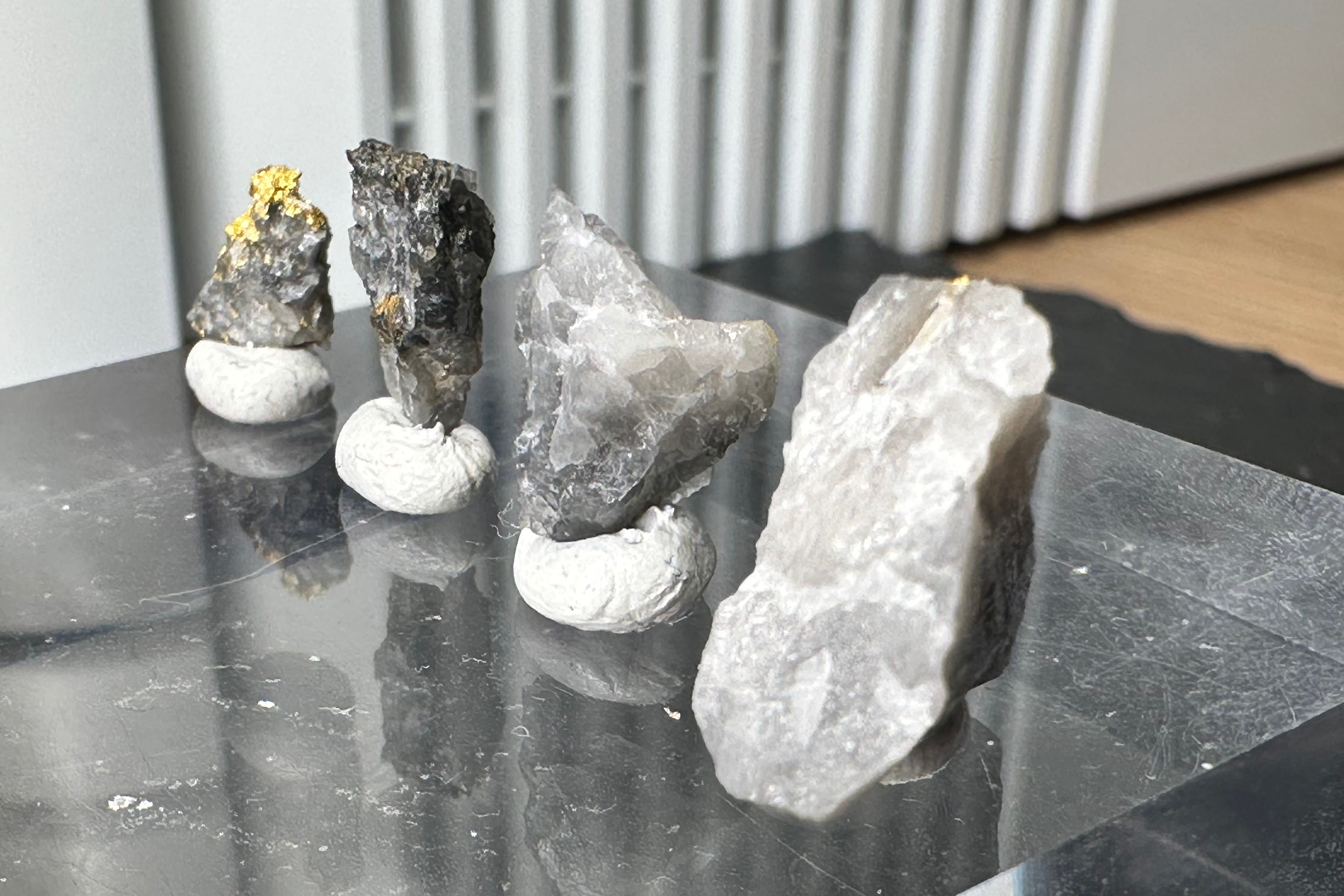 Konvolut von Vier (4) Gold-Quarz-Specimen „Peru“