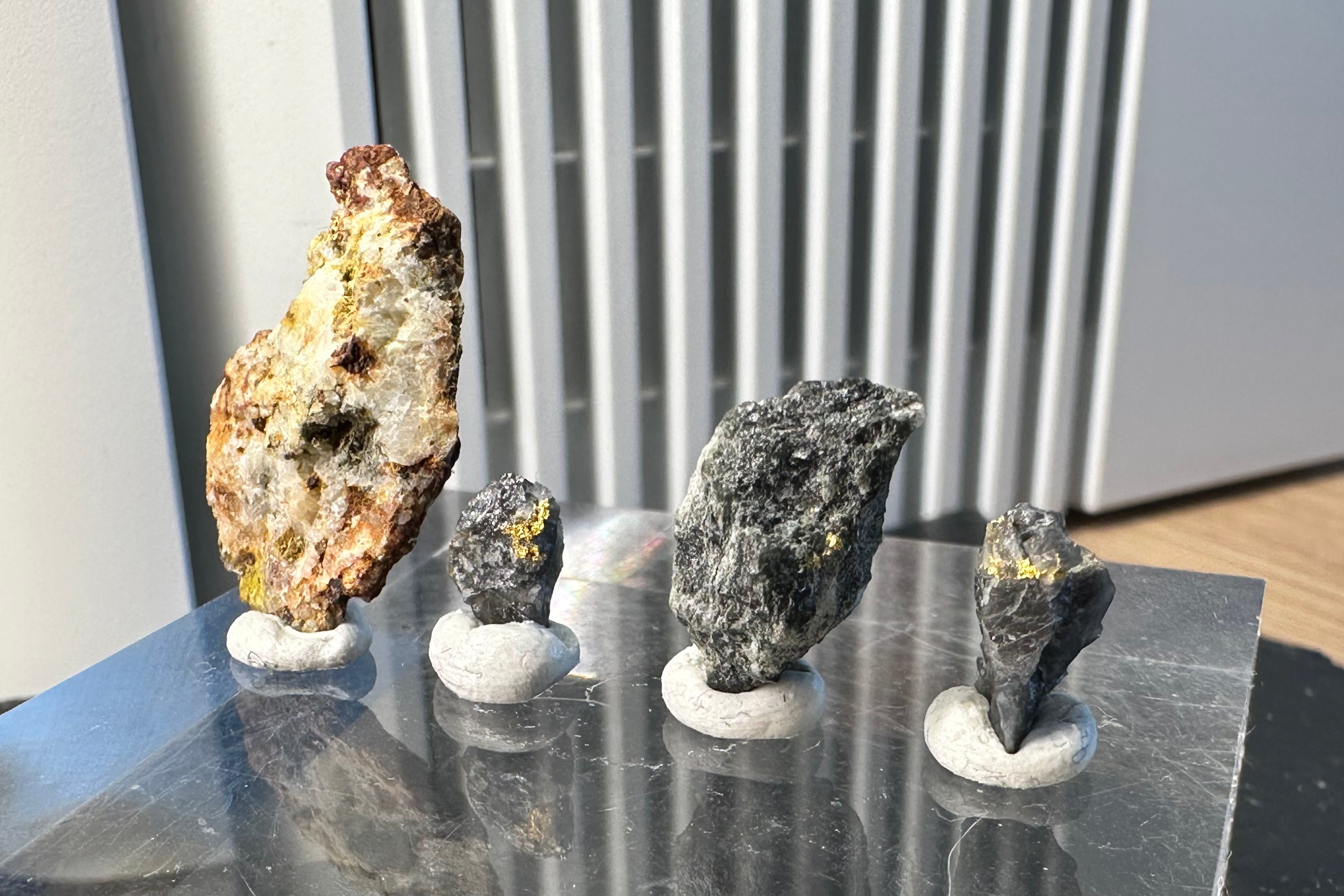 Konvolut von Vier (4) Gold-Quarz-Specimen „Peru“