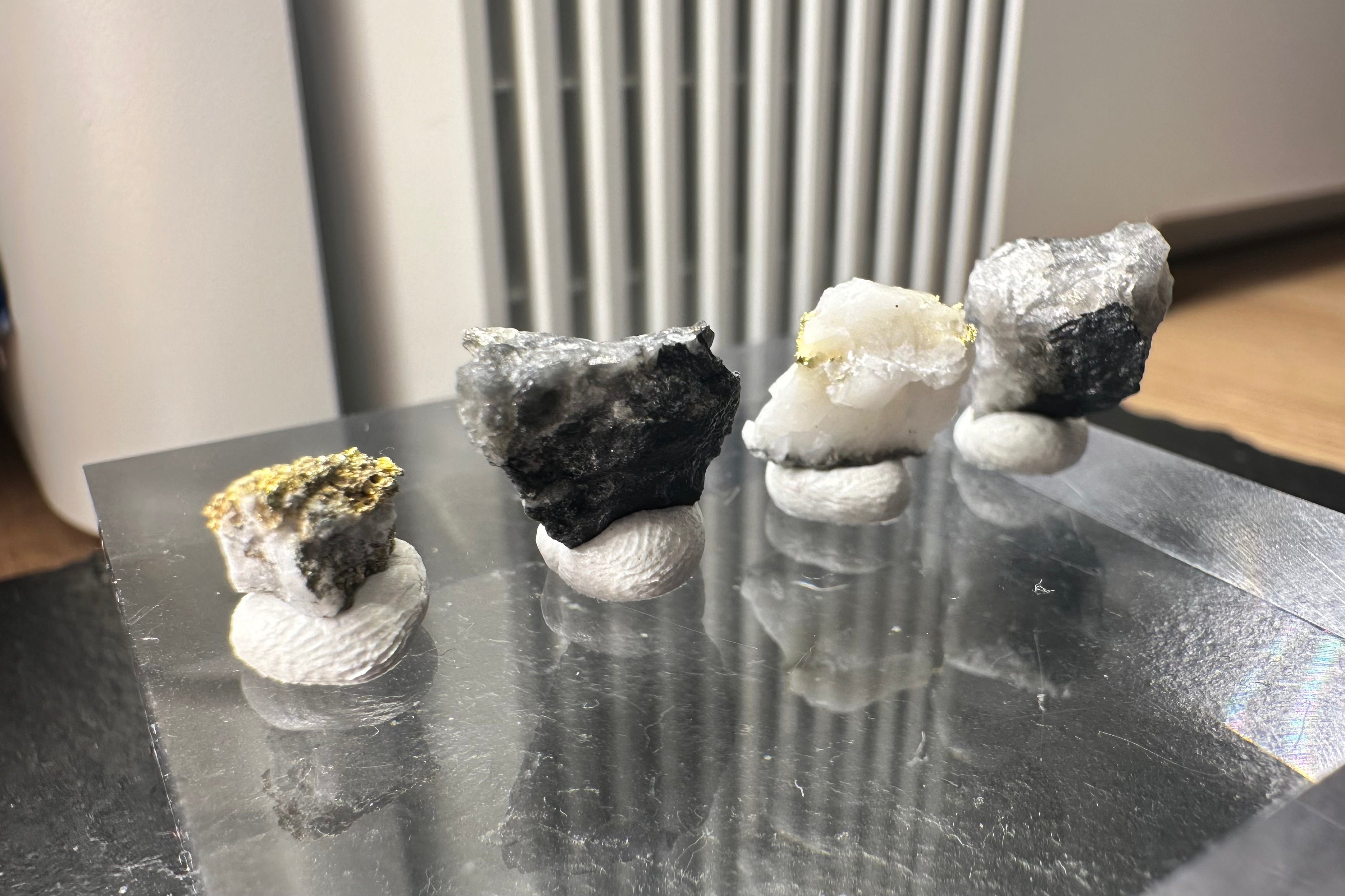 Konvolut von Vier (4) Gold-Quarz-Specimen „Peru“