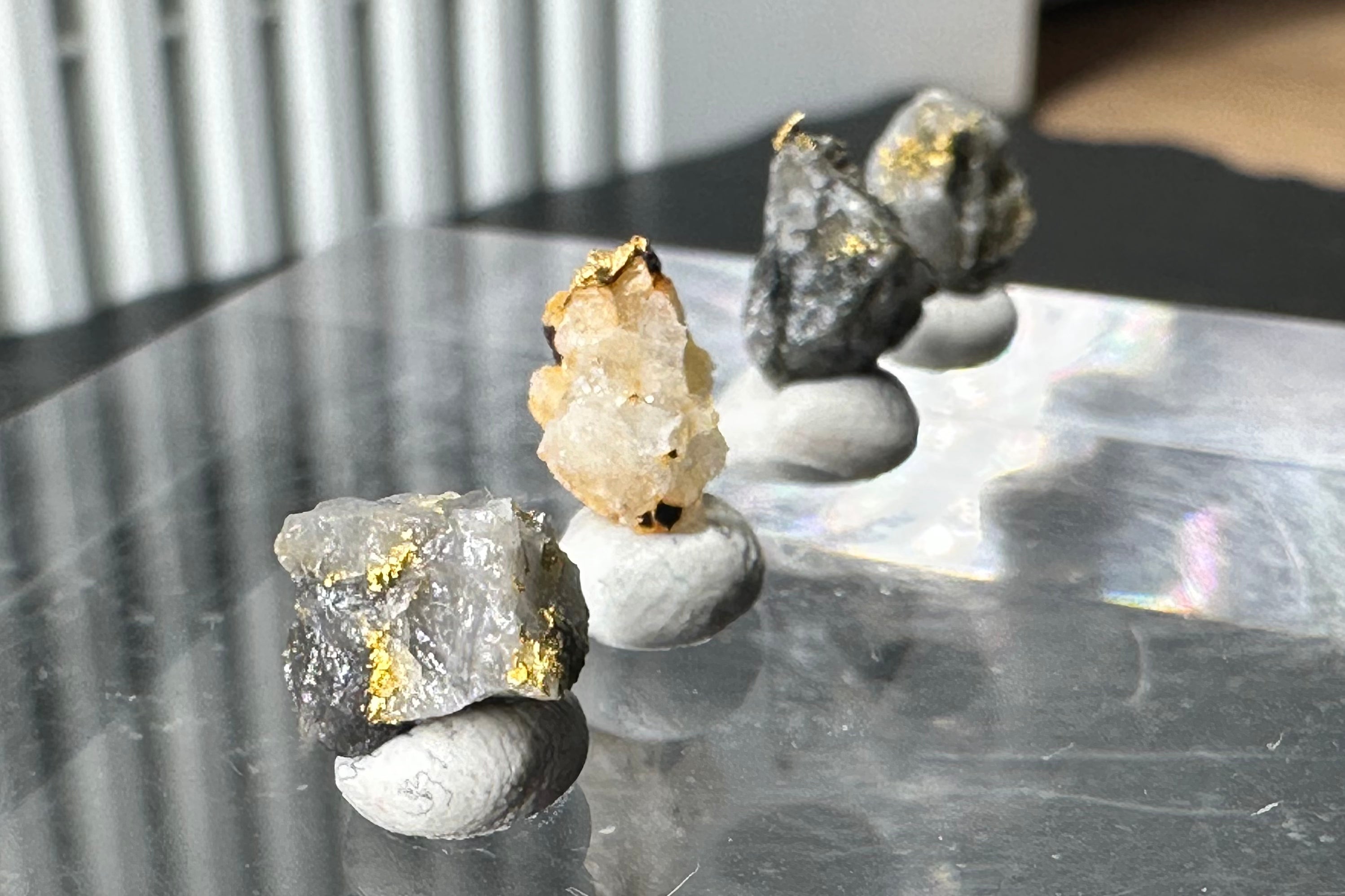 Konvolut von Vier (4) Gold-Quarz-Specimen „Peru“