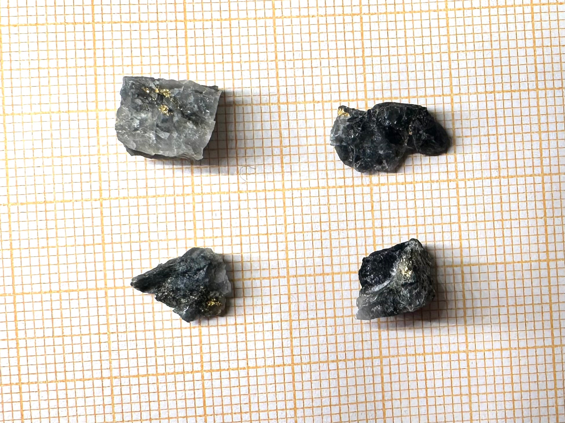 Konvolut von Vier (4) Gold-Quarz-Specimen „Peru“