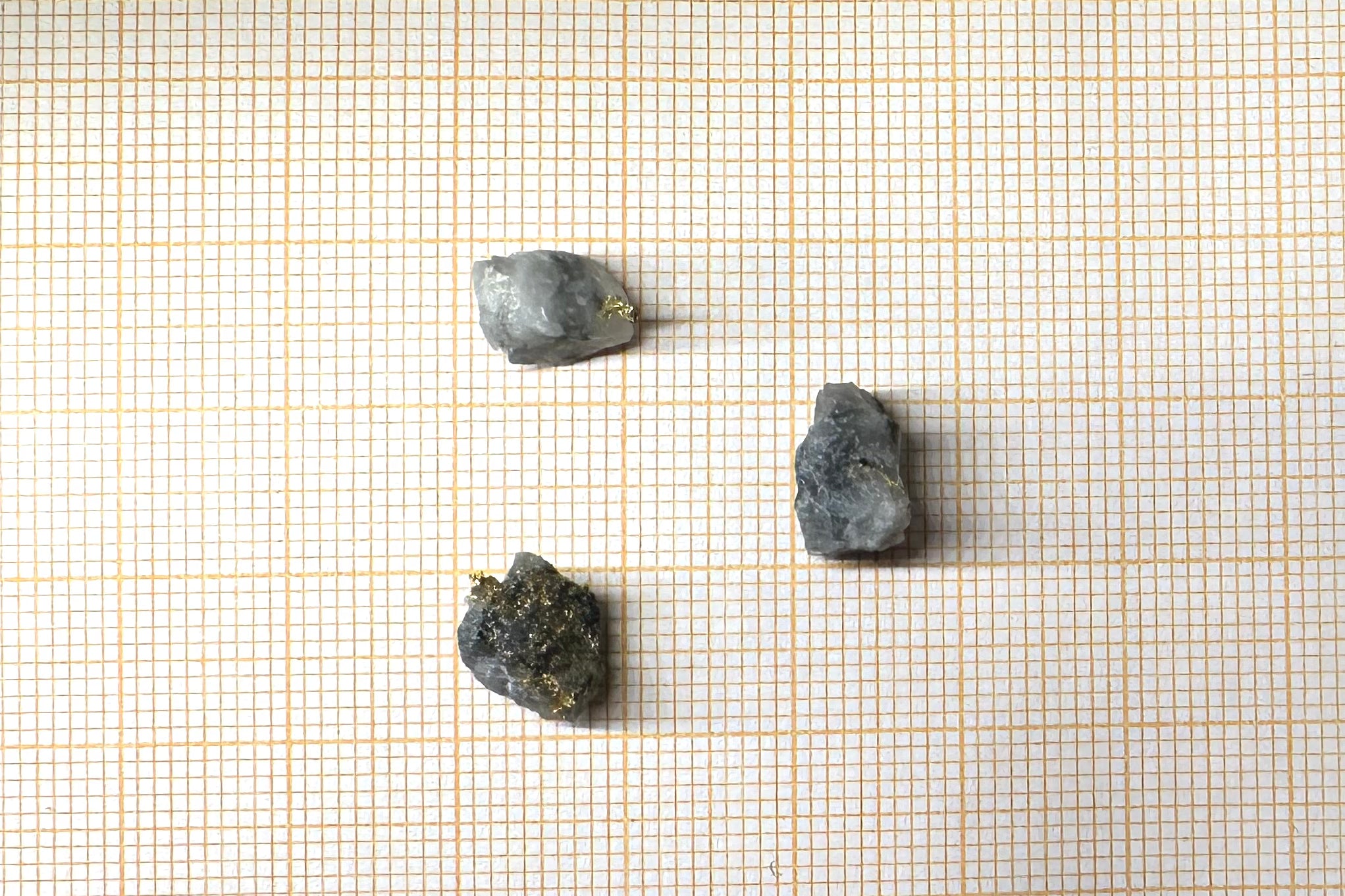 Konvolut von Drei (3) Gold-Quarz-Specimen „Peru“