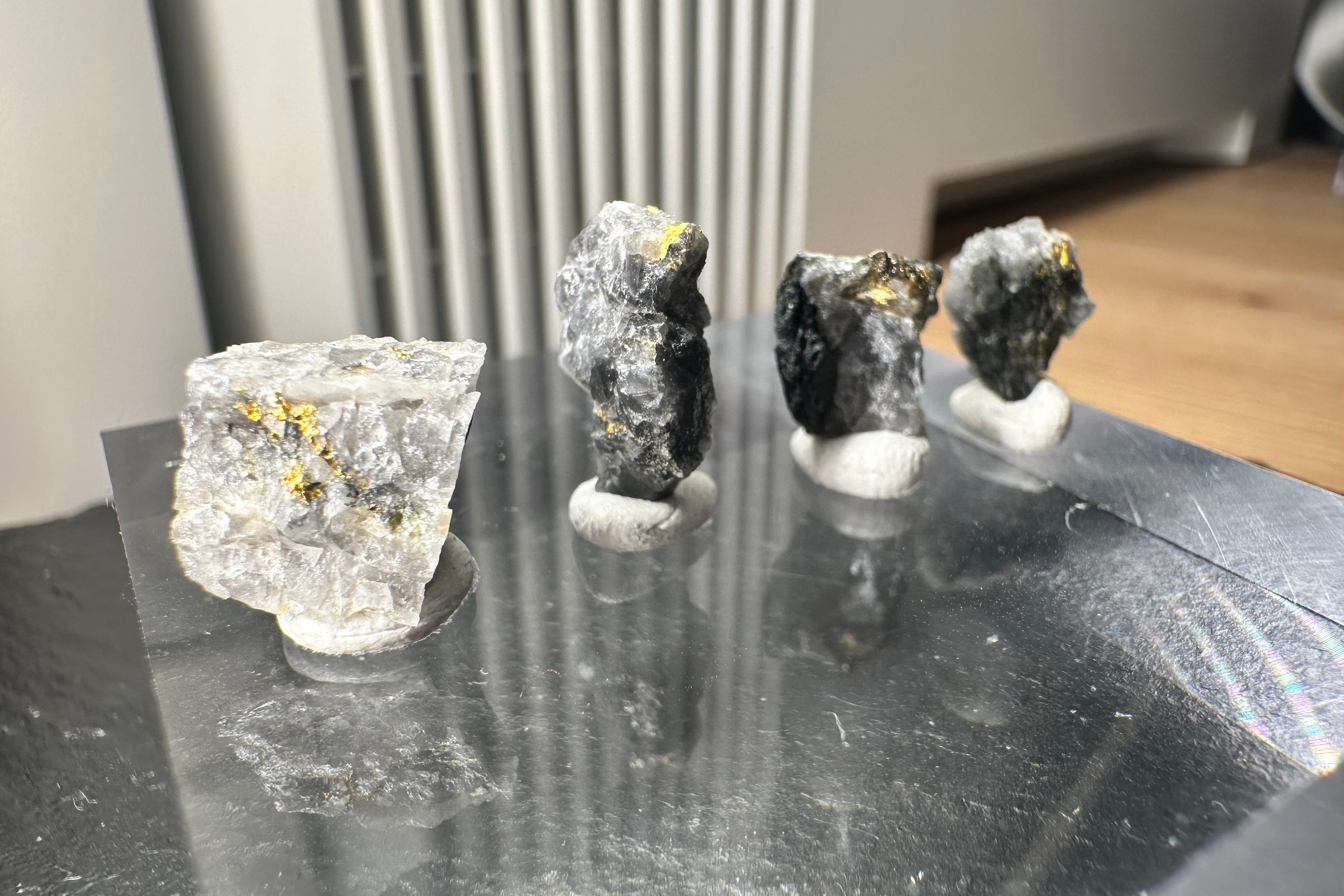 Konvolut von Vier (4) Gold-Quarz-Specimen „Peru“