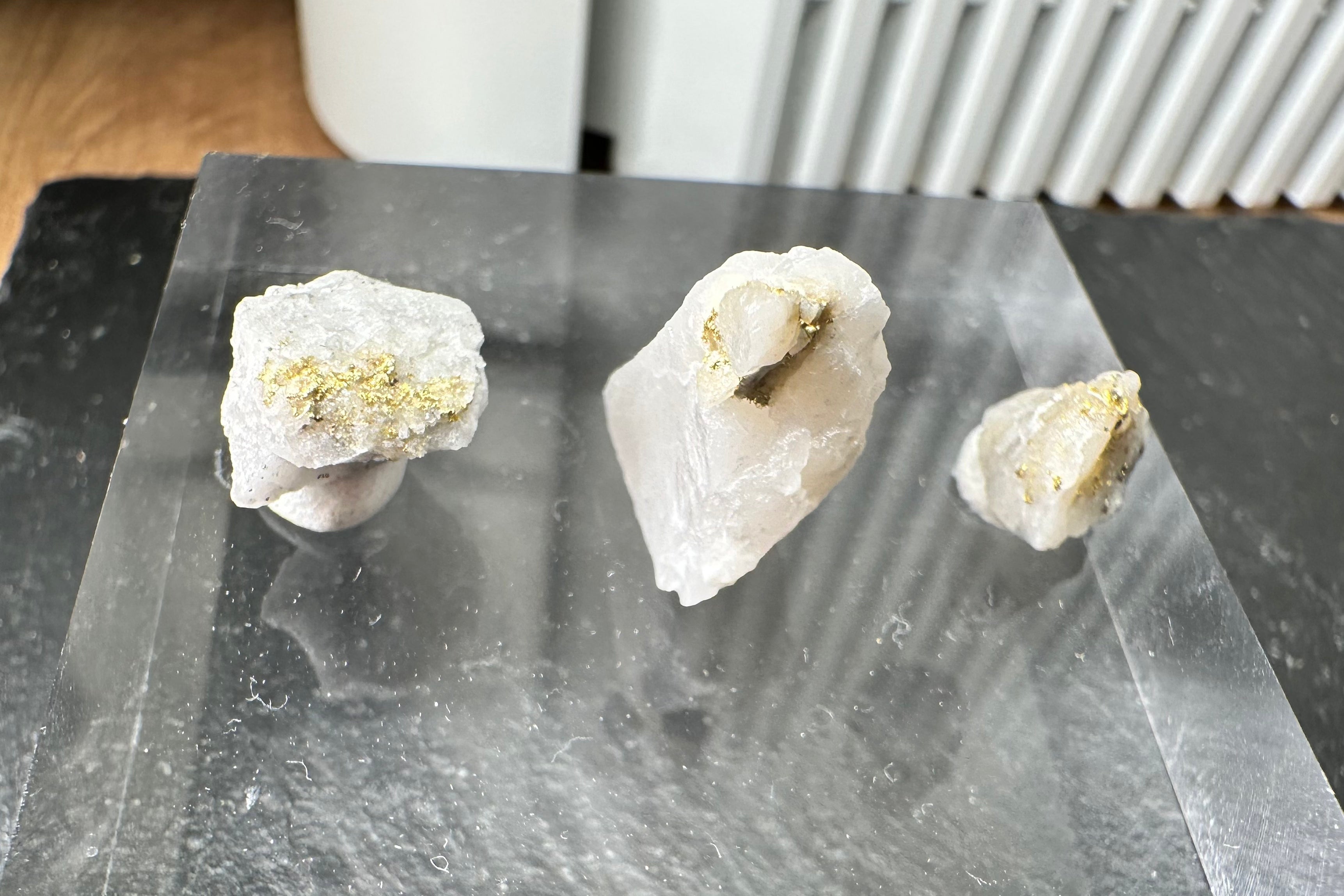 Konvolut von Drei (3) Gold-Quarz-Specimen „Peru“