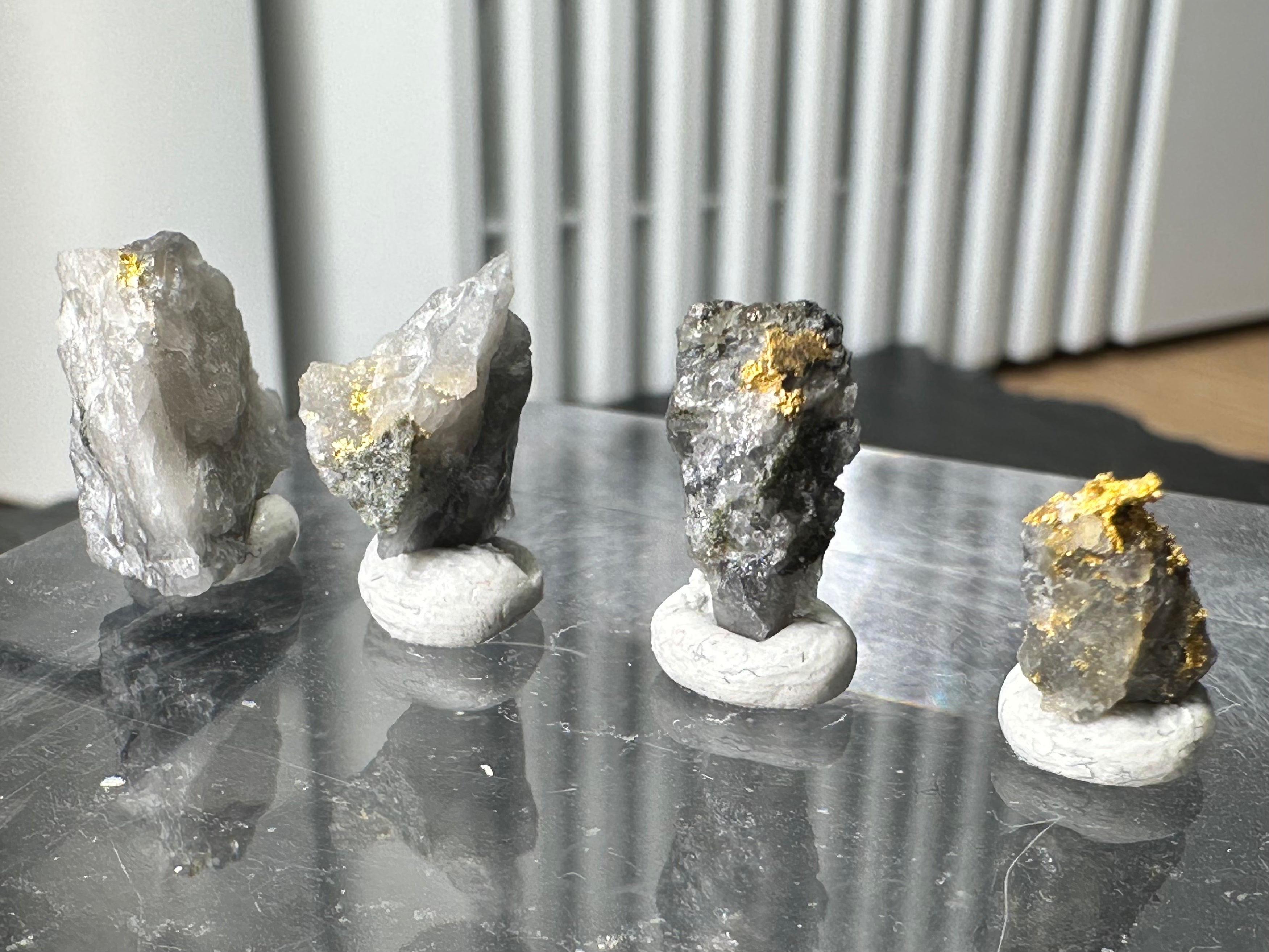 Konvolut von Vier (4) Gold-Quarz-Specimen „Peru“