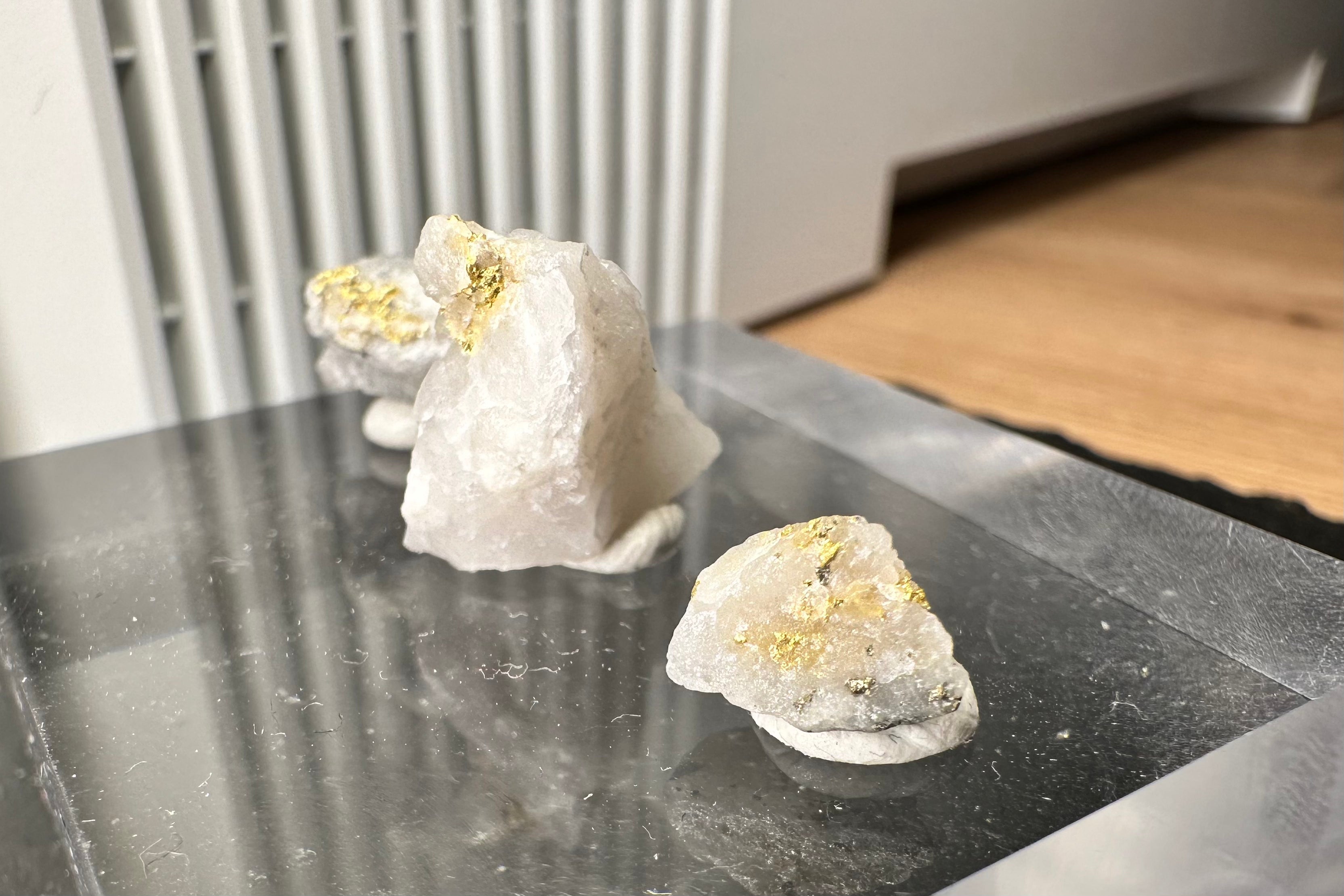 Konvolut von Drei (3) Gold-Quarz-Specimen „Peru“