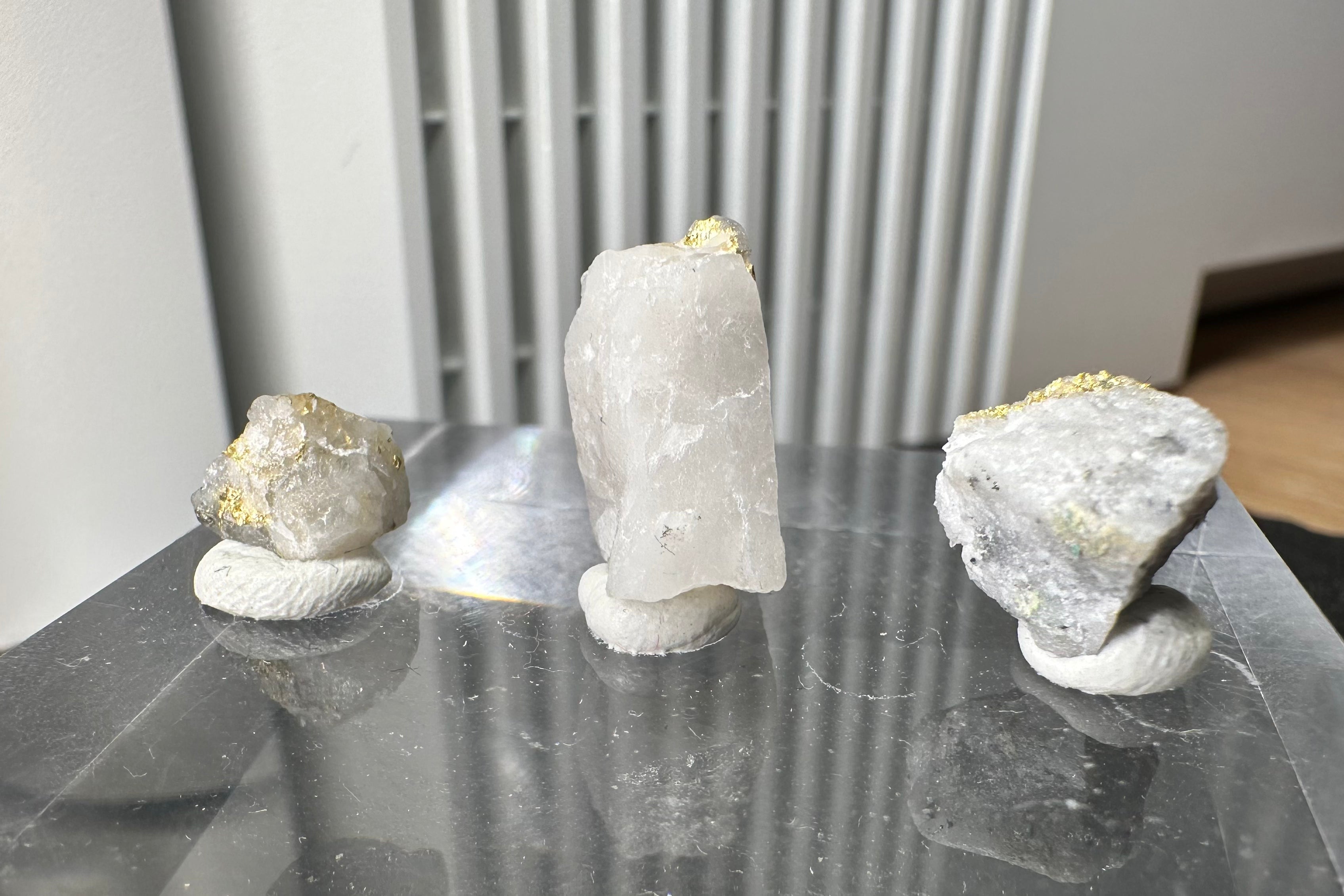 Konvolut von Drei (3) Gold-Quarz-Specimen „Peru“