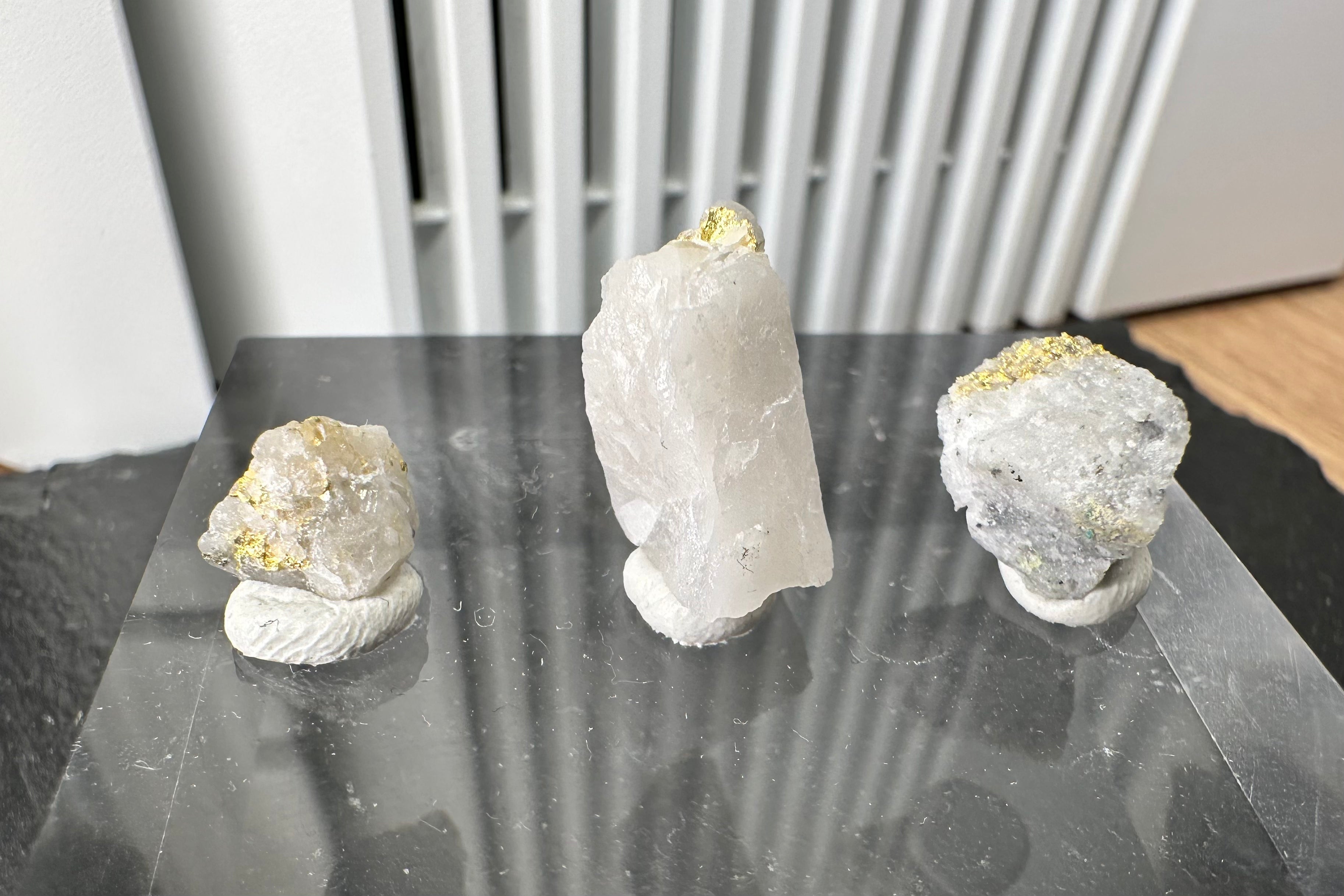 Konvolut von Drei (3) Gold-Quarz-Specimen „Peru“