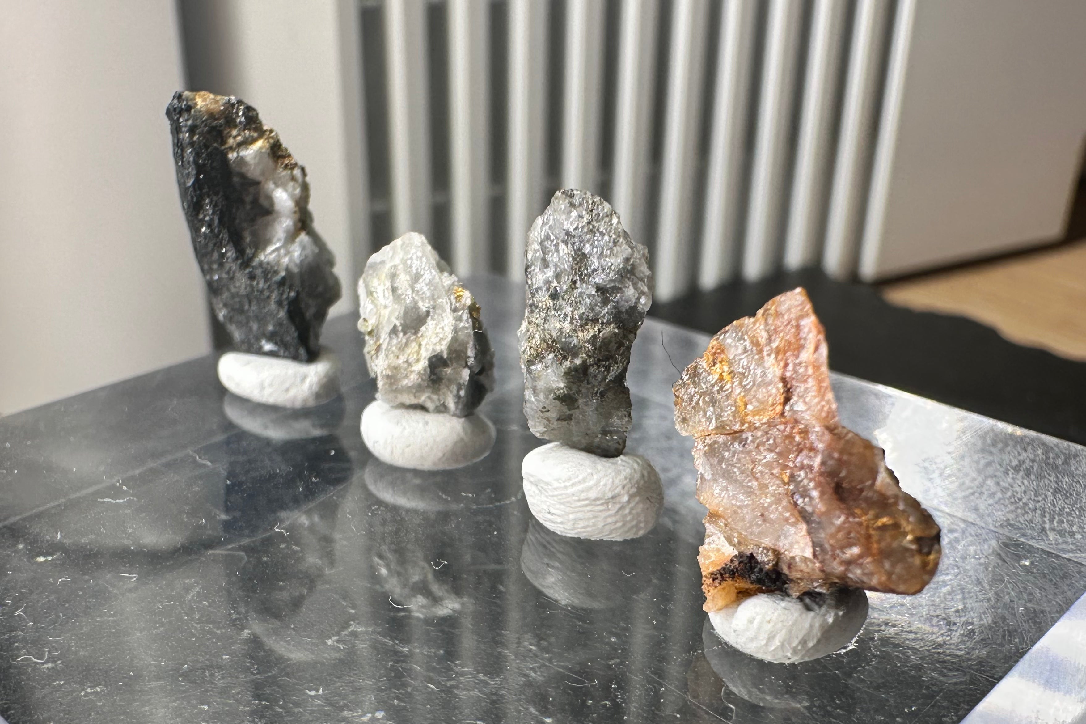 Konvolut von Vier (4) Gold-Quarz-Specimen „Peru“