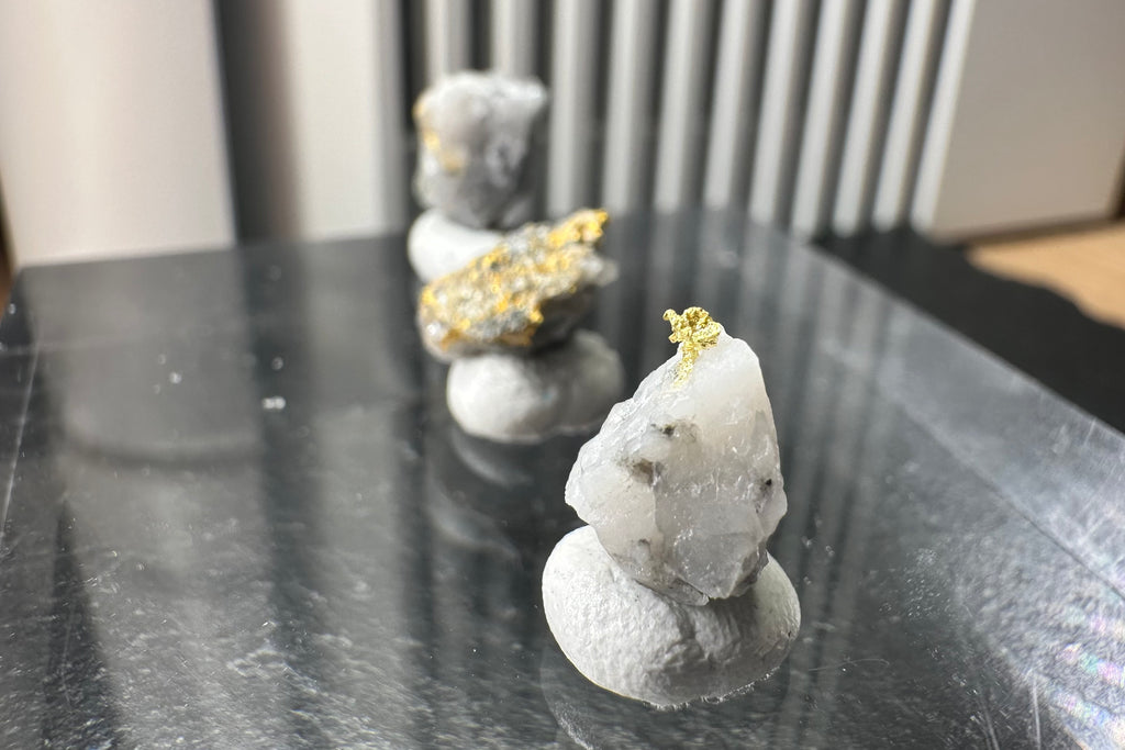 Konvolut von Drei (3) Gold-Quarz-Specimen „Peru“