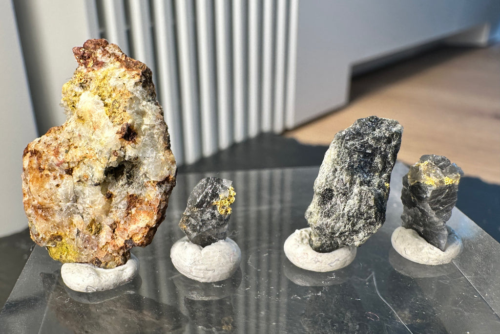 Konvolut von Vier (4) Gold-Quarz-Specimen „Peru“