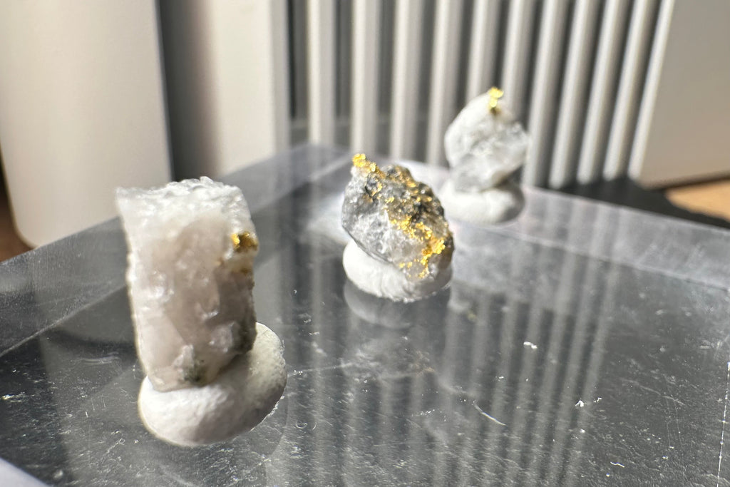 Konvolut von Drei (3) Gold-Quarz-Specimen „Peru“