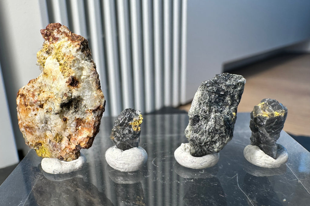 Konvolut von Vier (4) Gold-Quarz-Specimen „Peru“