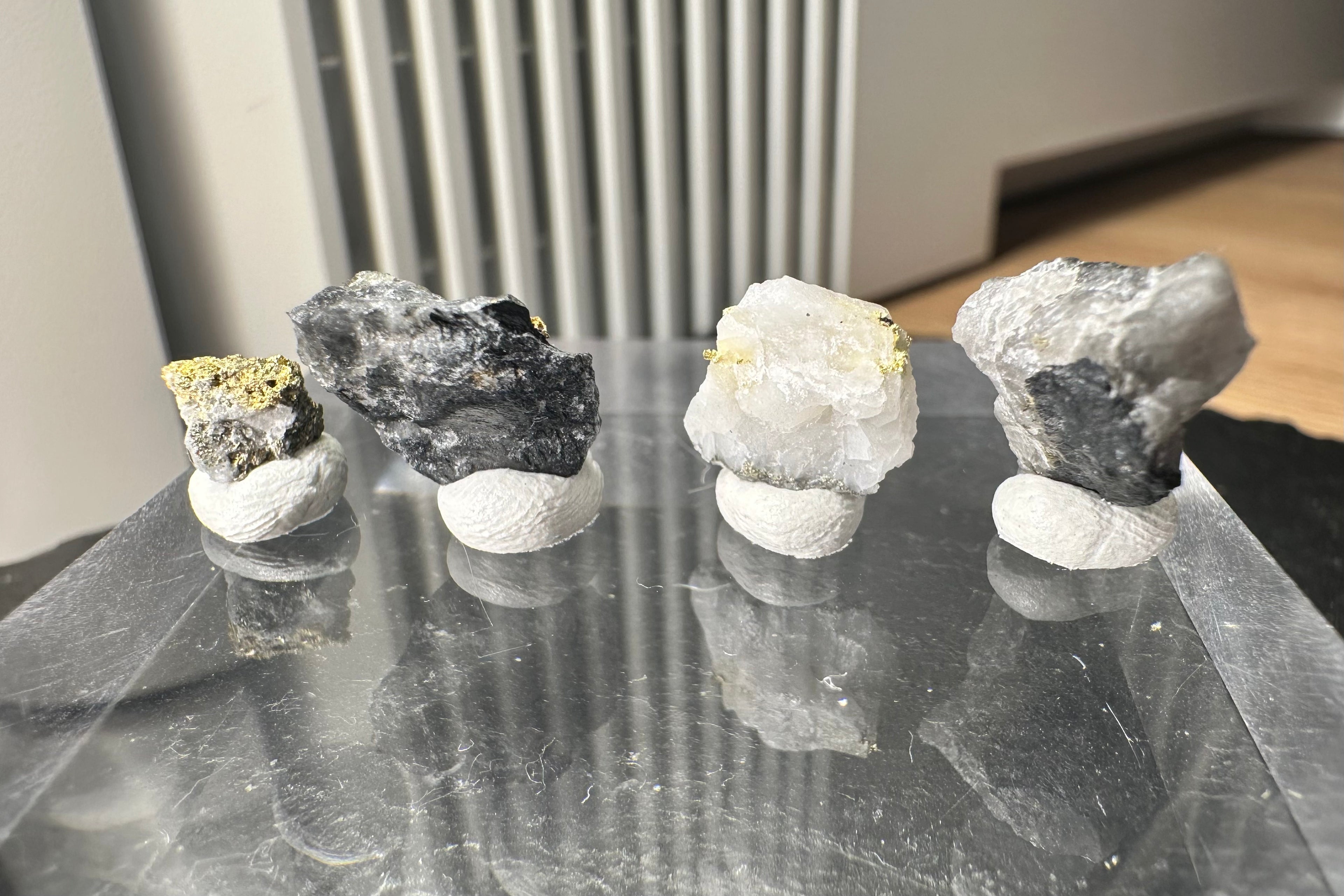 Konvolut von Vier (4) Gold-Quarz-Specimen „Peru“