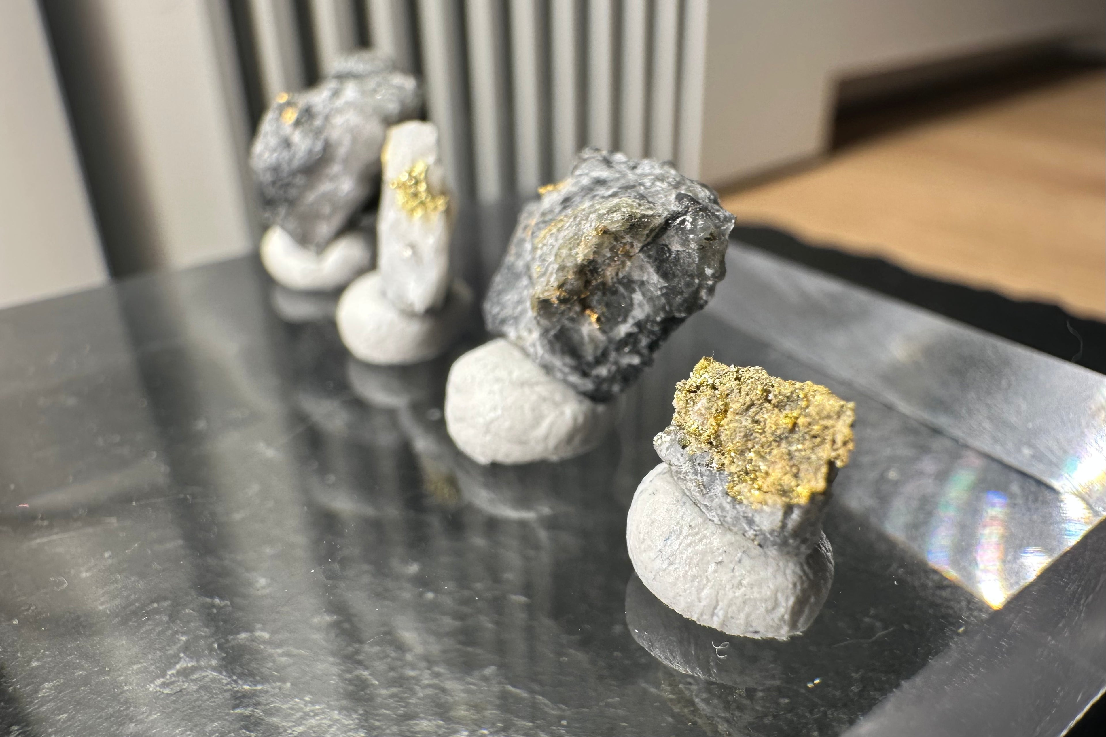 Konvolut von Vier (4) Gold-Quarz-Specimen „Peru“