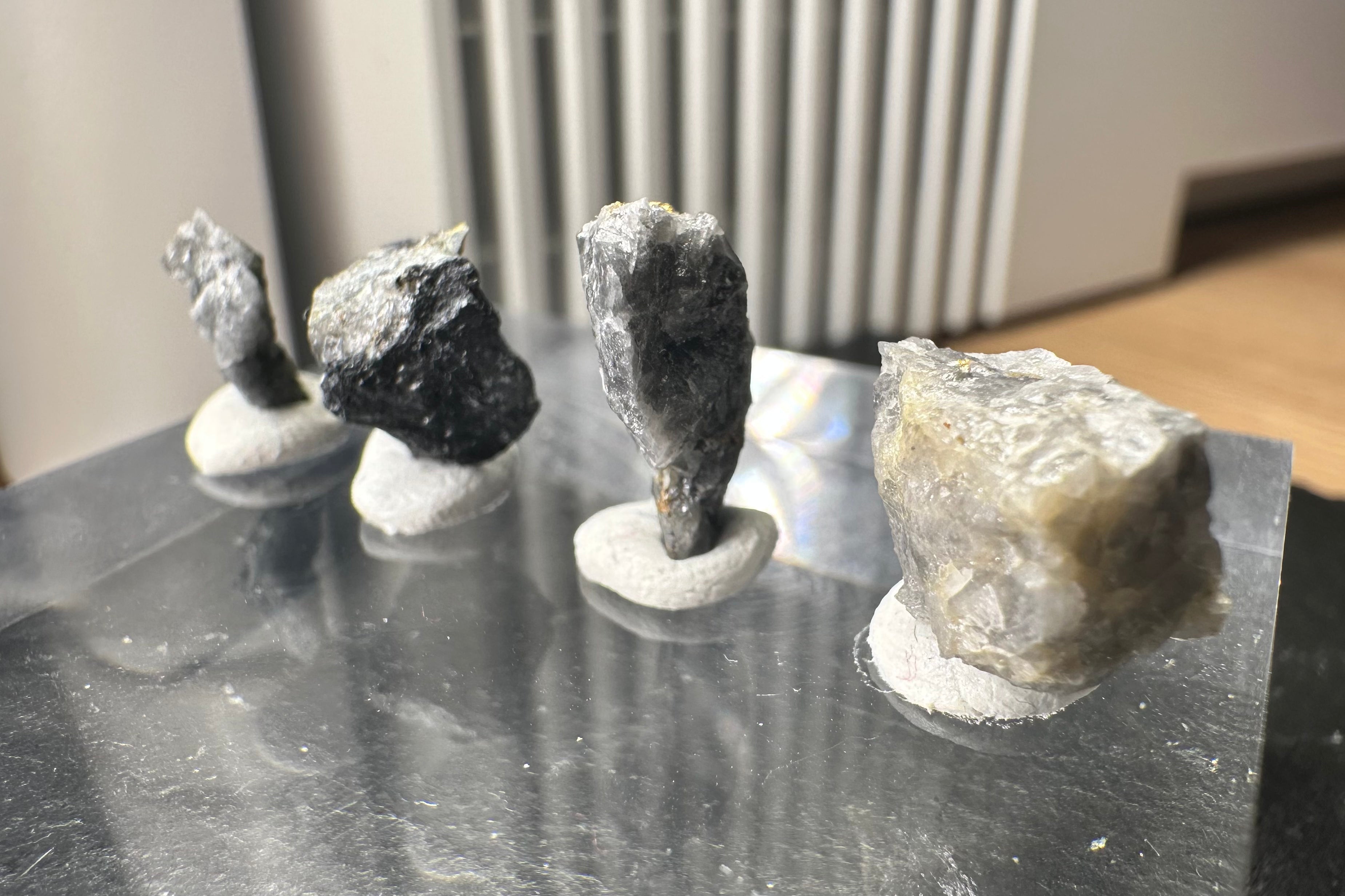 Konvolut von Vier (4) Gold-Quarz-Specimen „Peru“