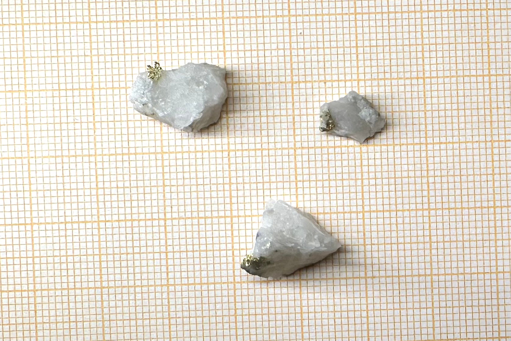 Konvolut von Drei (3) Gold-Quarz-Specimen „Peru“