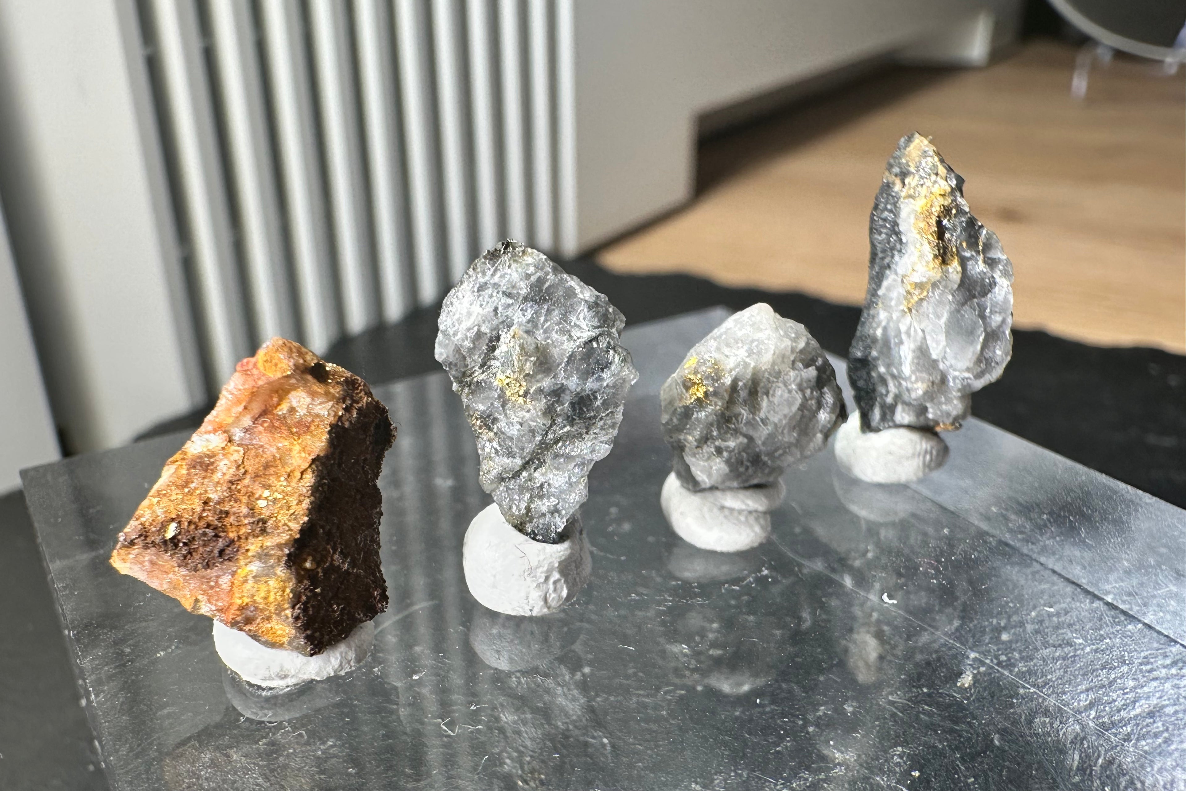 Konvolut von Vier (4) Gold-Quarz-Specimen „Peru“