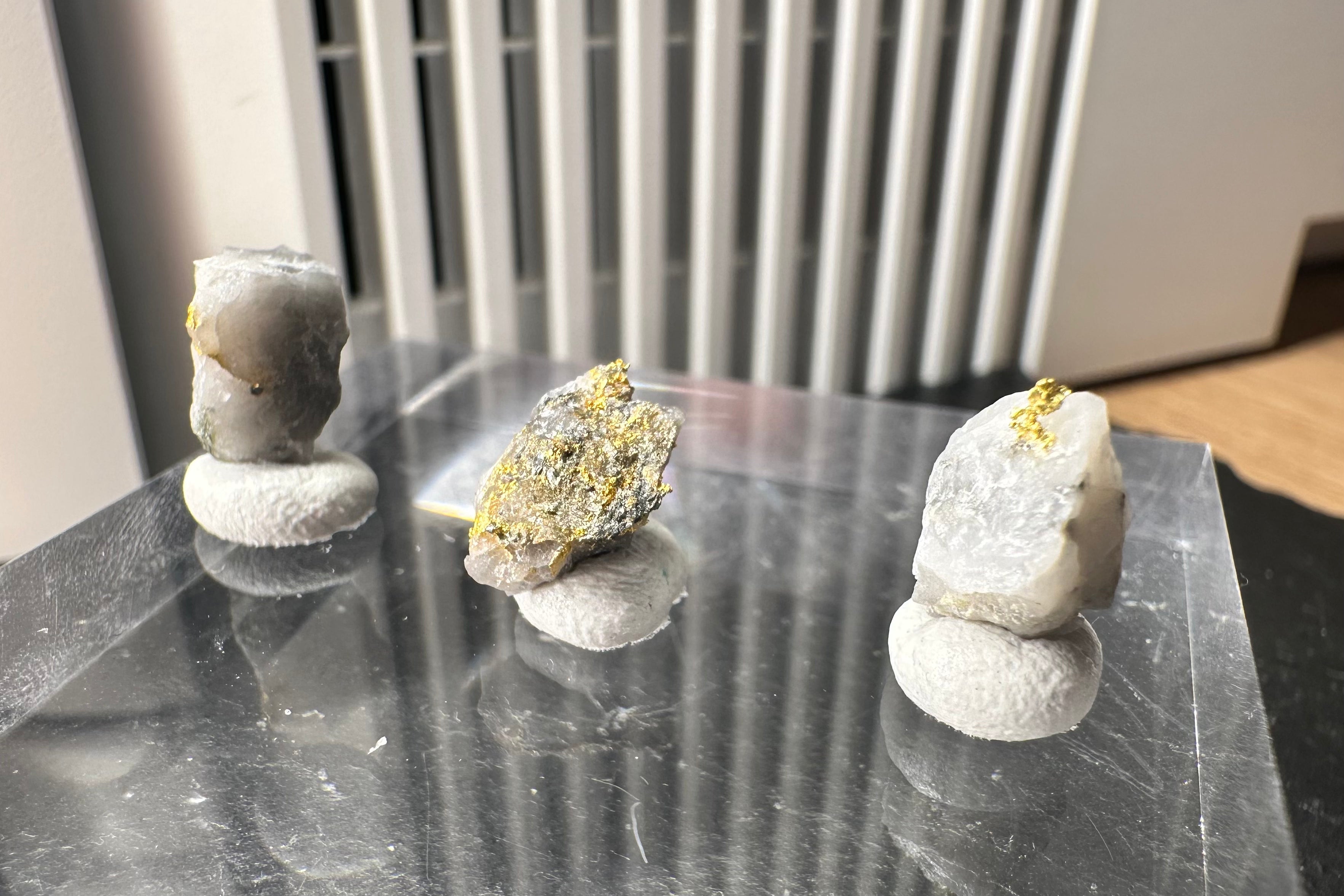 Konvolut von Drei (3) Gold-Quarz-Specimen „Peru“