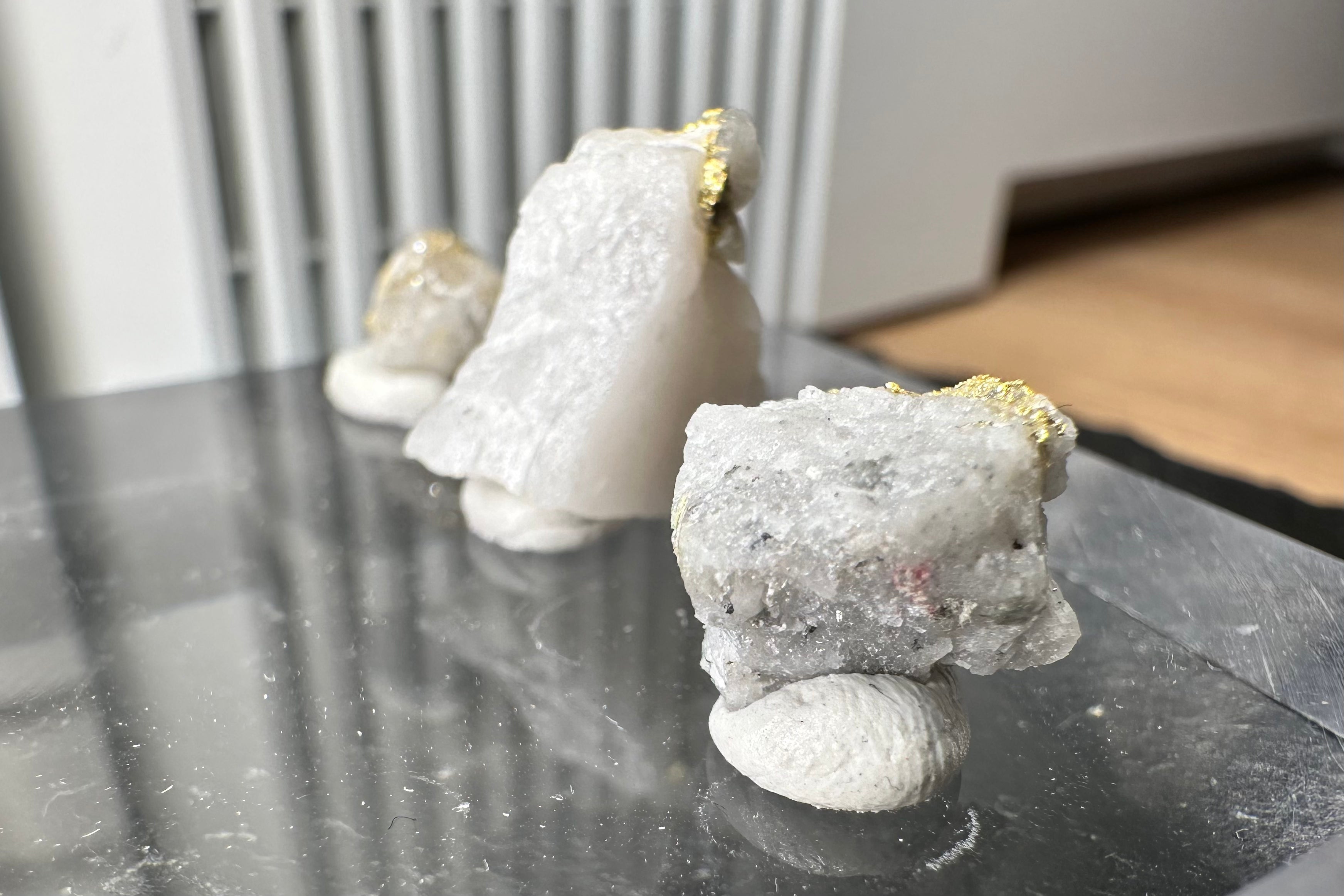 Konvolut von Drei (3) Gold-Quarz-Specimen „Peru“