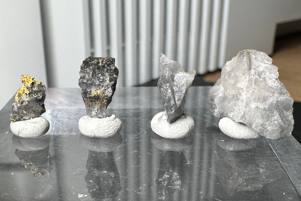 Konvolut von Vier (4) Gold-Quarz-Specimen „Peru“