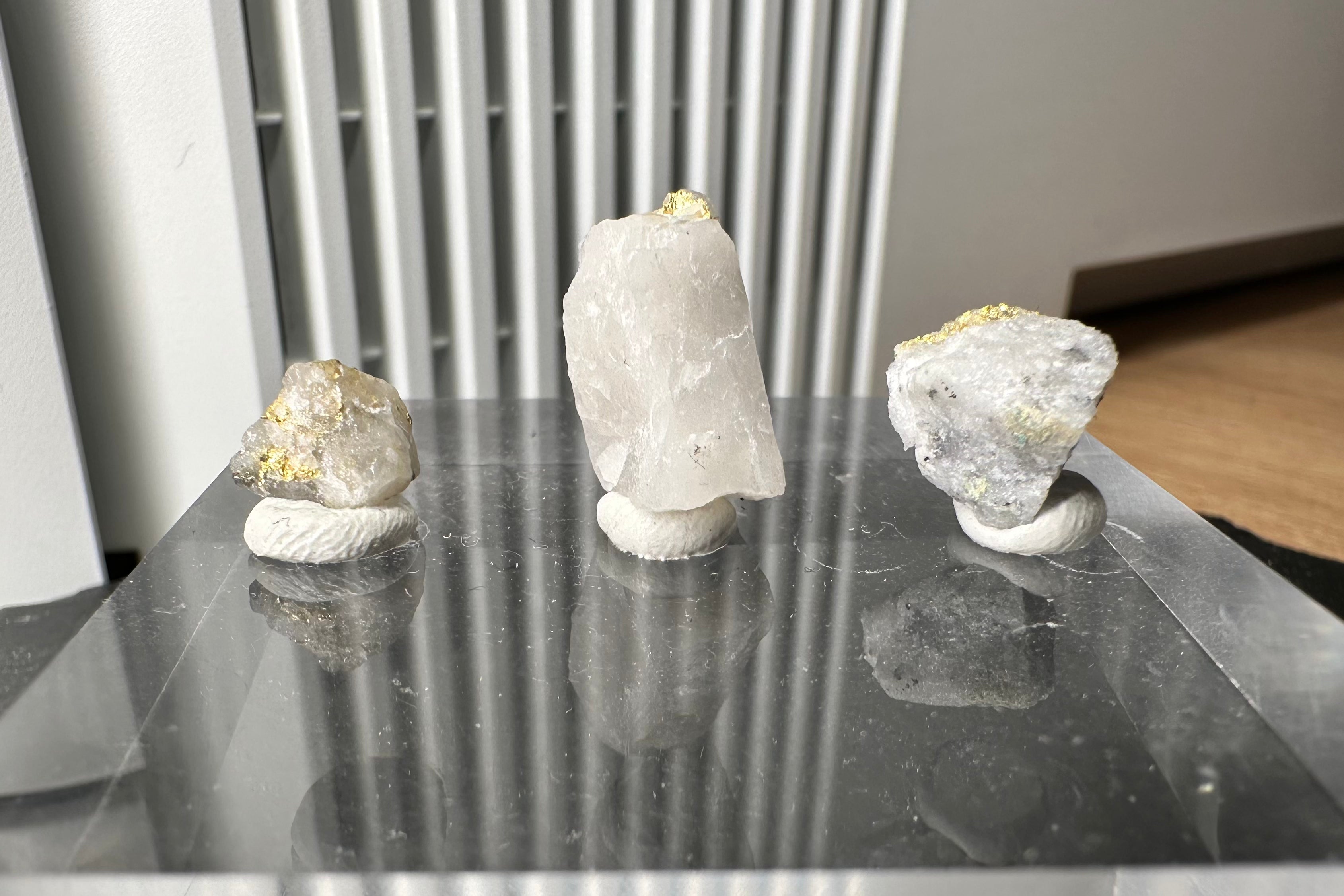 Konvolut von Drei (3) Gold-Quarz-Specimen „Peru“